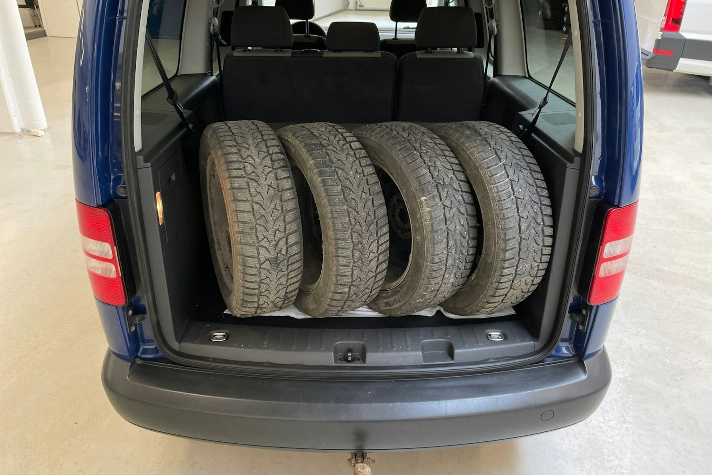sininen Volkswagen Caddy Maxi 2014 kuva 13.