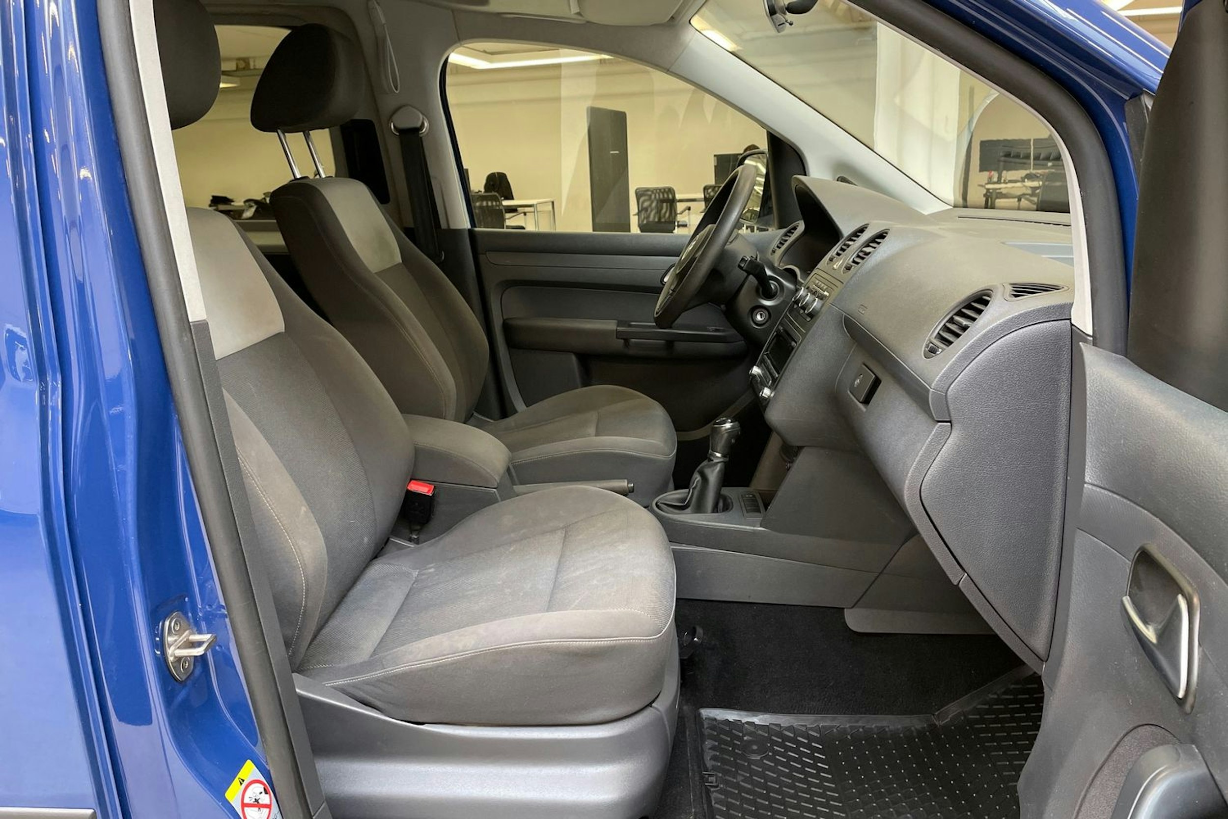 sininen Volkswagen Caddy Maxi 2014 kuva 16.