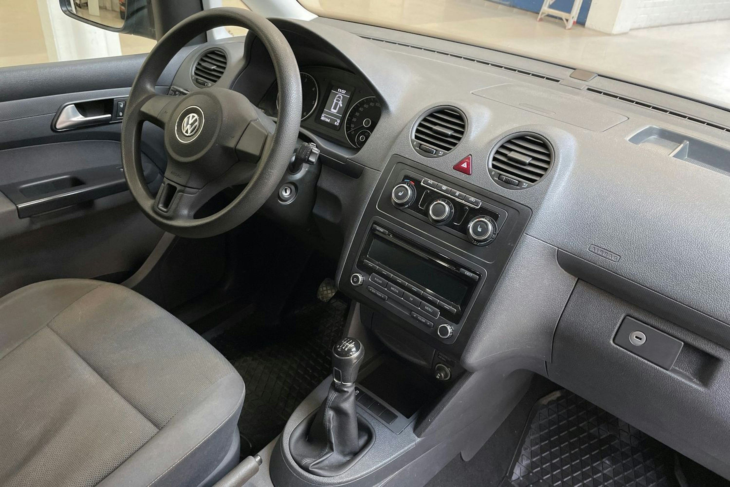 sininen Volkswagen Caddy Maxi 2014 kuva 17.
