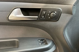 sininen Volkswagen Caddy Maxi 2014 kuva 18.