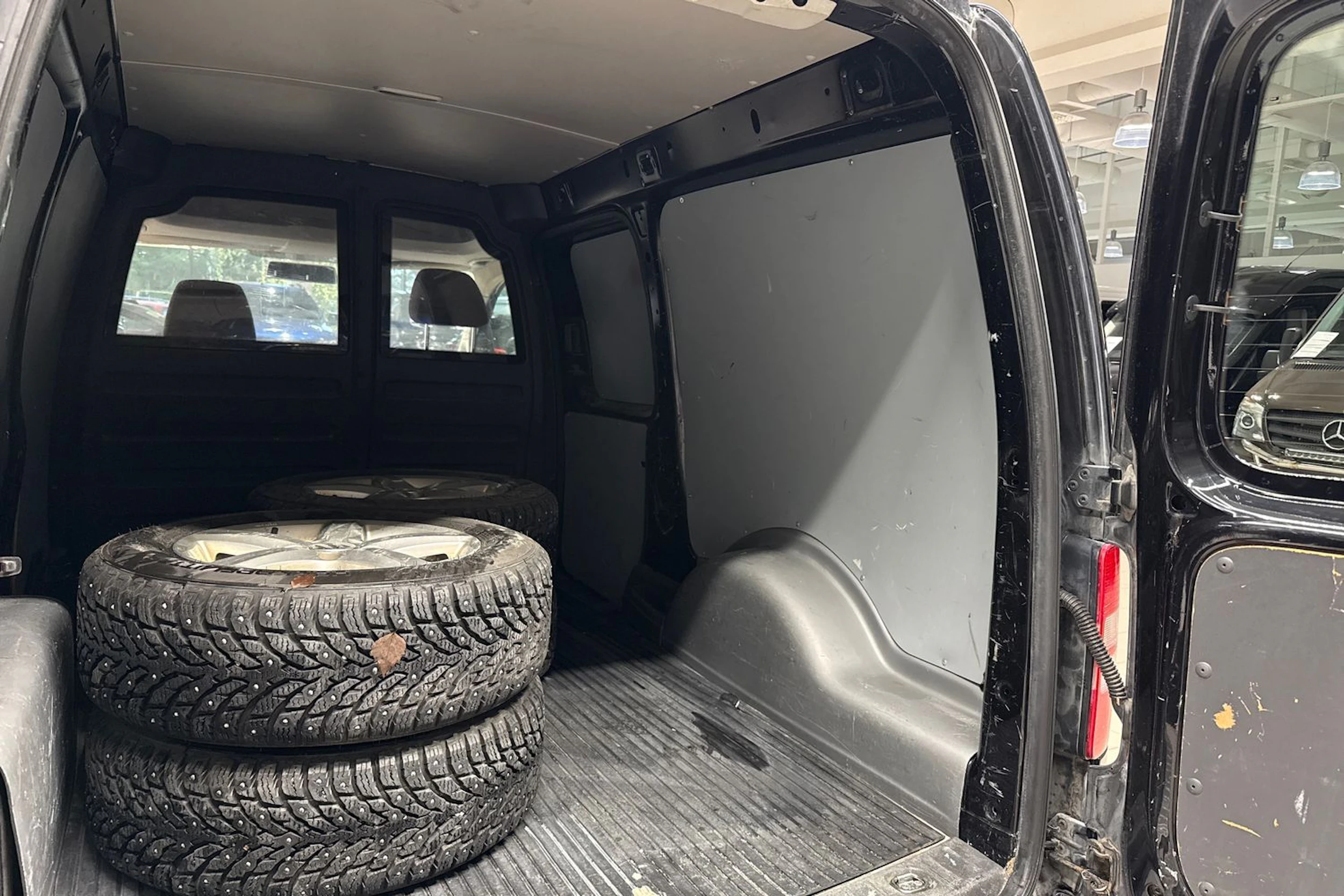 Musta Volkswagen Caddy Maxi 2014 kuva 16.