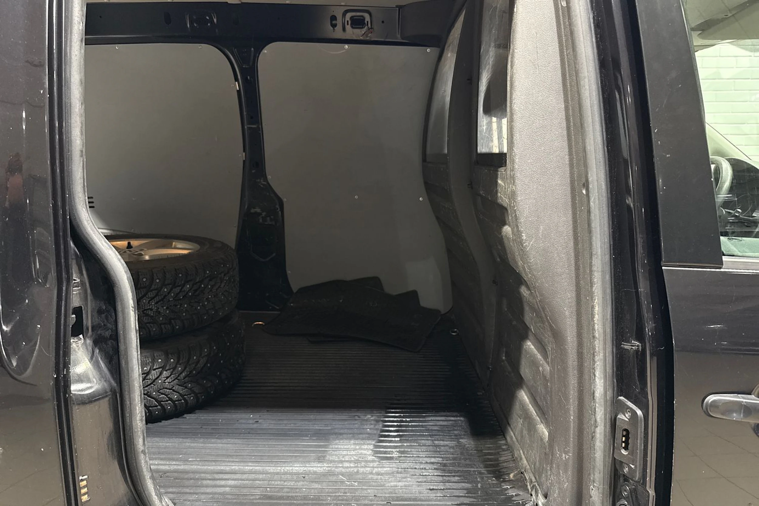 Musta Volkswagen Caddy Maxi 2014 kuva 17.