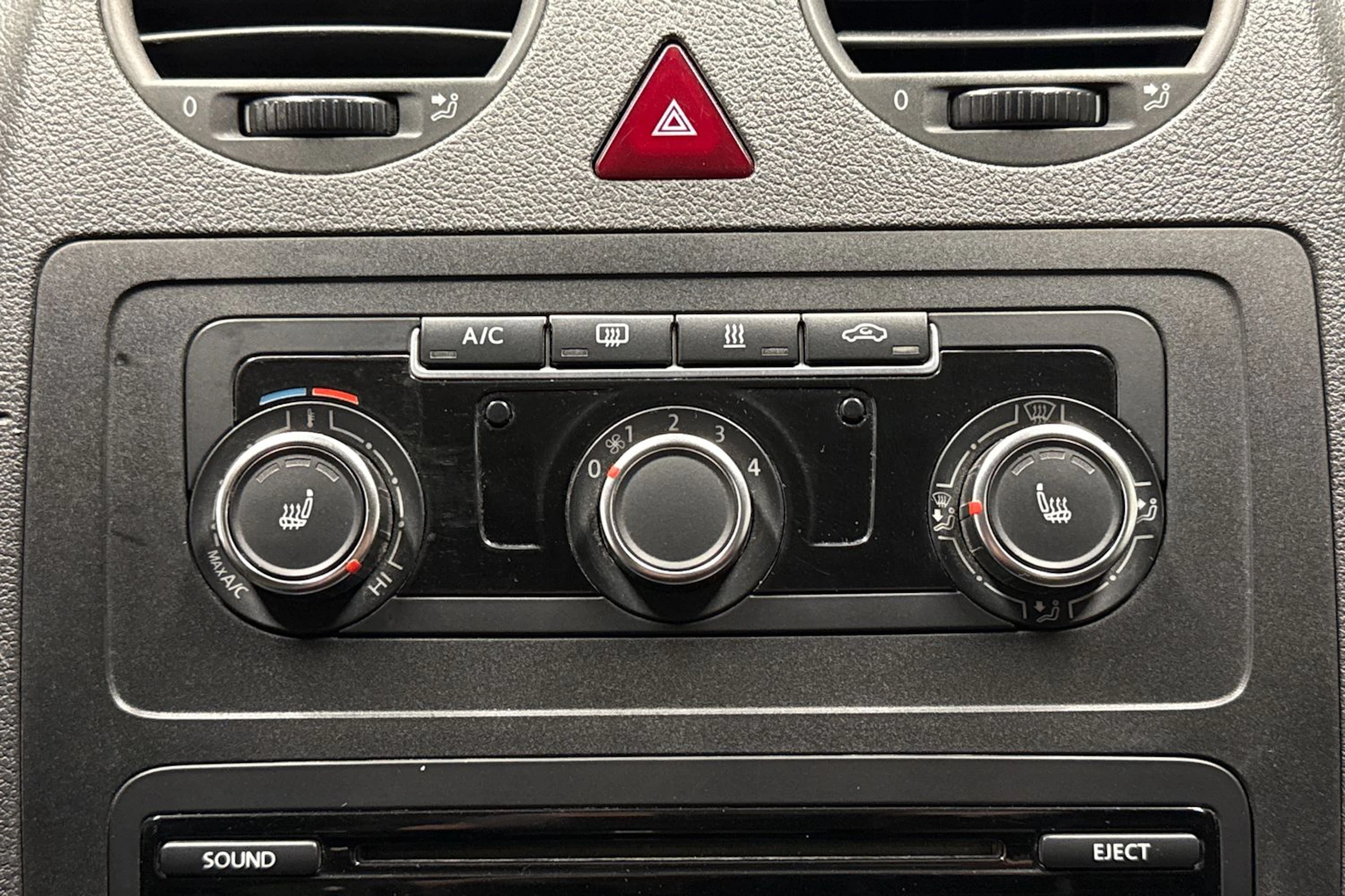 Musta Volkswagen Caddy Maxi 2014 kuva 22.