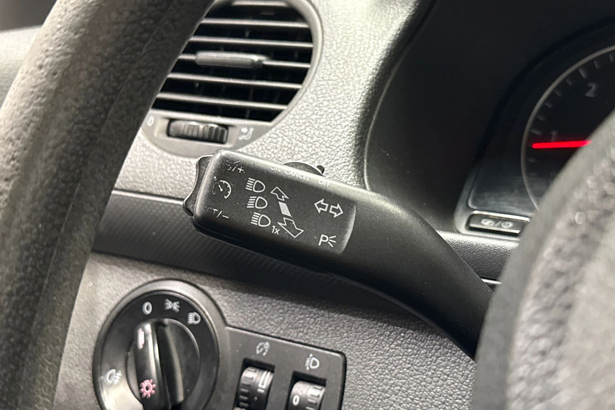 Musta Volkswagen Caddy Maxi 2014 kuva 26.