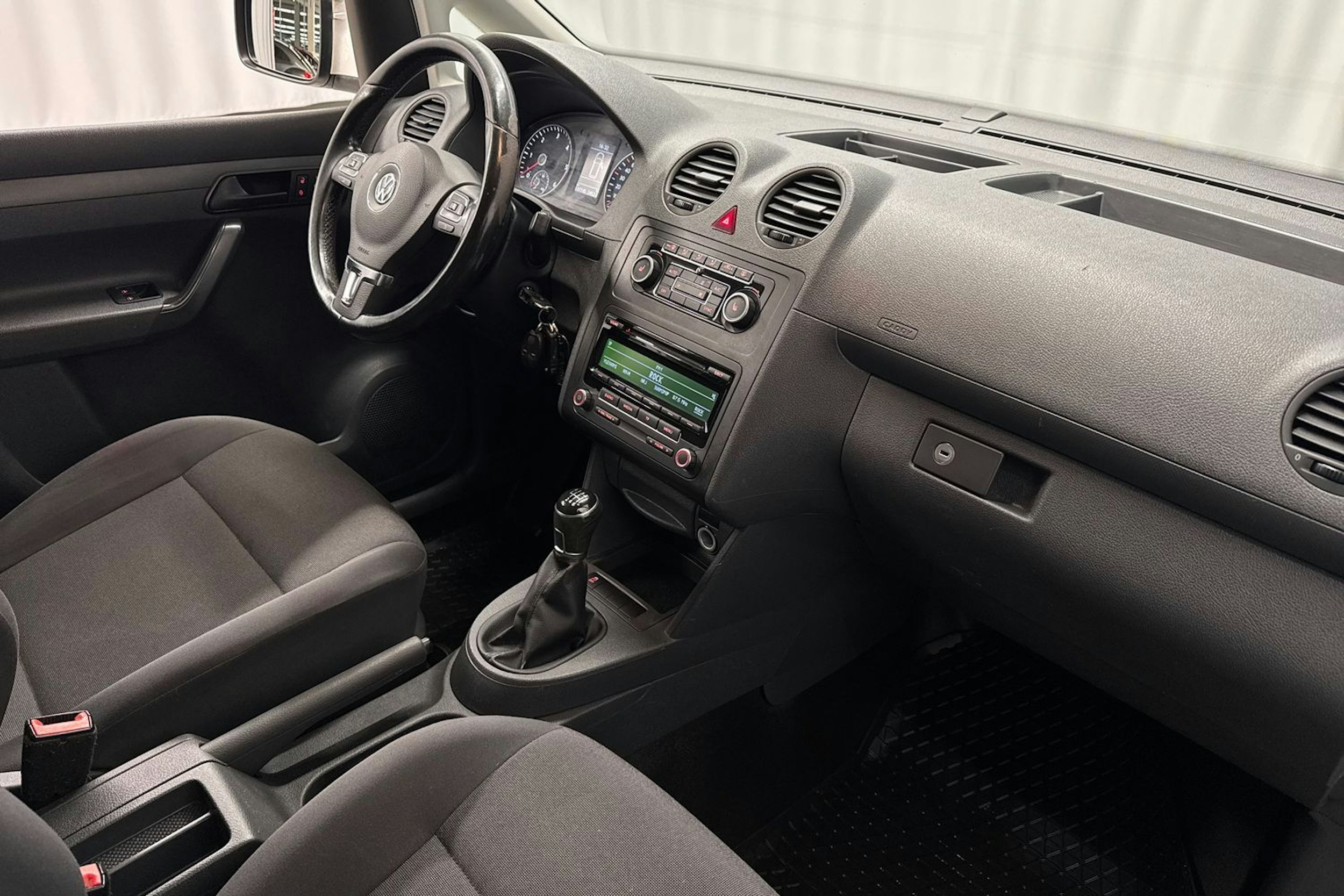 valkoinen Volkswagen Caddy Maxi 2015 kuva 18.