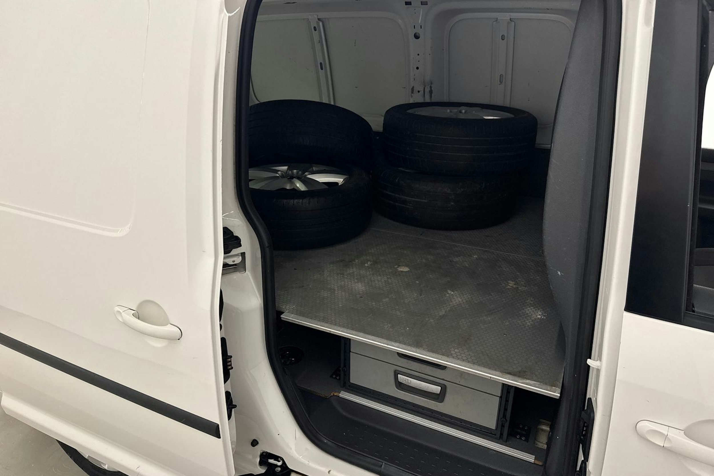 valkoinen Volkswagen Caddy Maxi 2015 kuva 19.