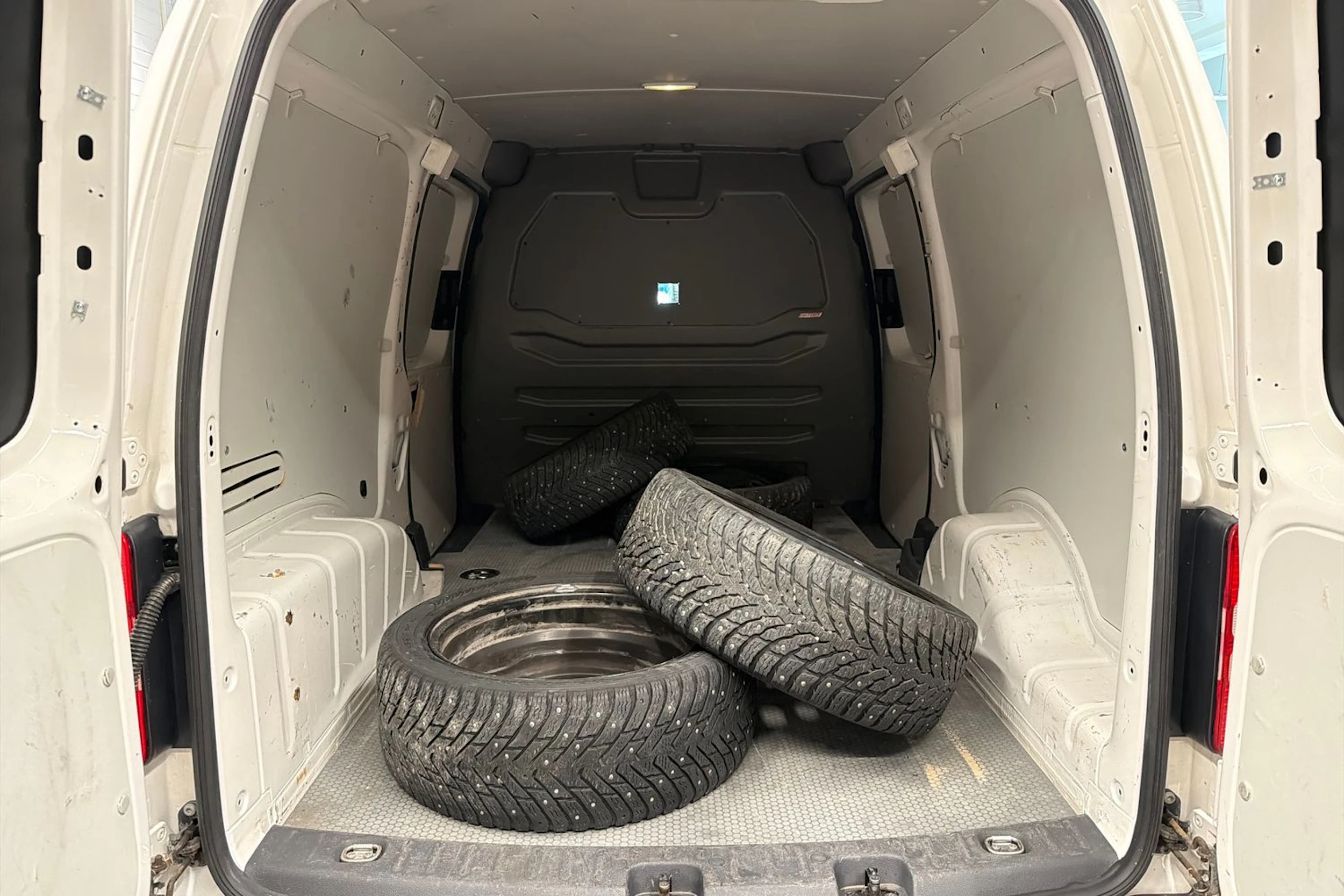 valkoinen Volkswagen Caddy Maxi 2015 kuva 19.