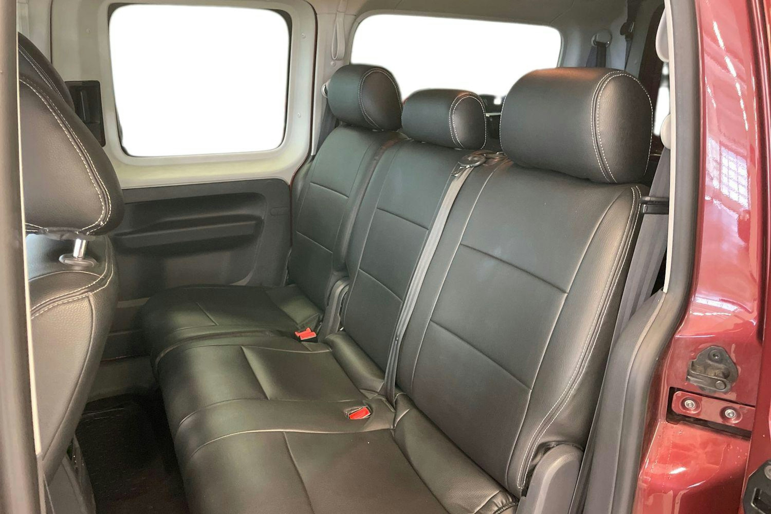 Punainen Volkswagen Caddy Maxi 2015 kuva 10.