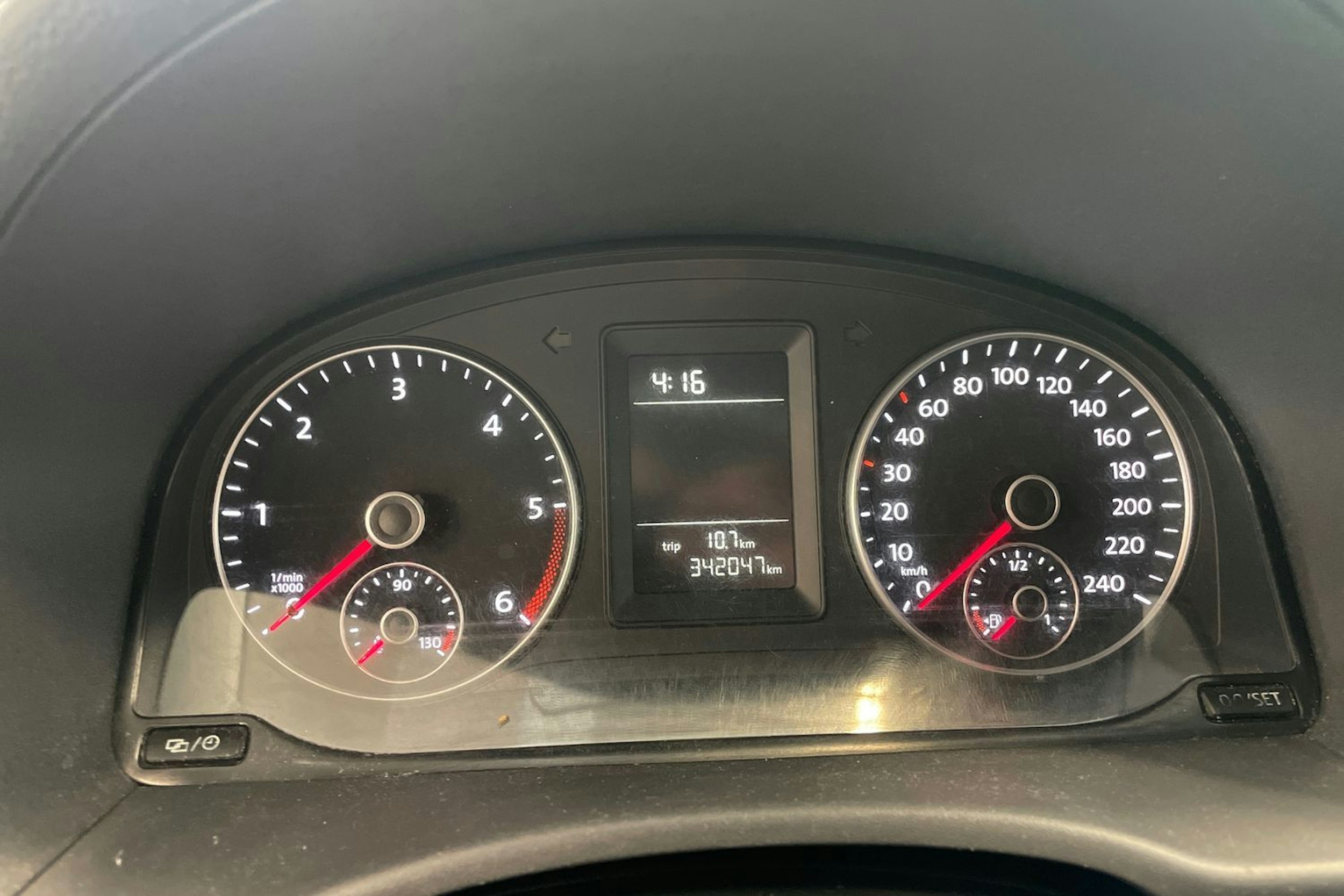 Punainen Volkswagen Caddy Maxi 2015 kuva 14.