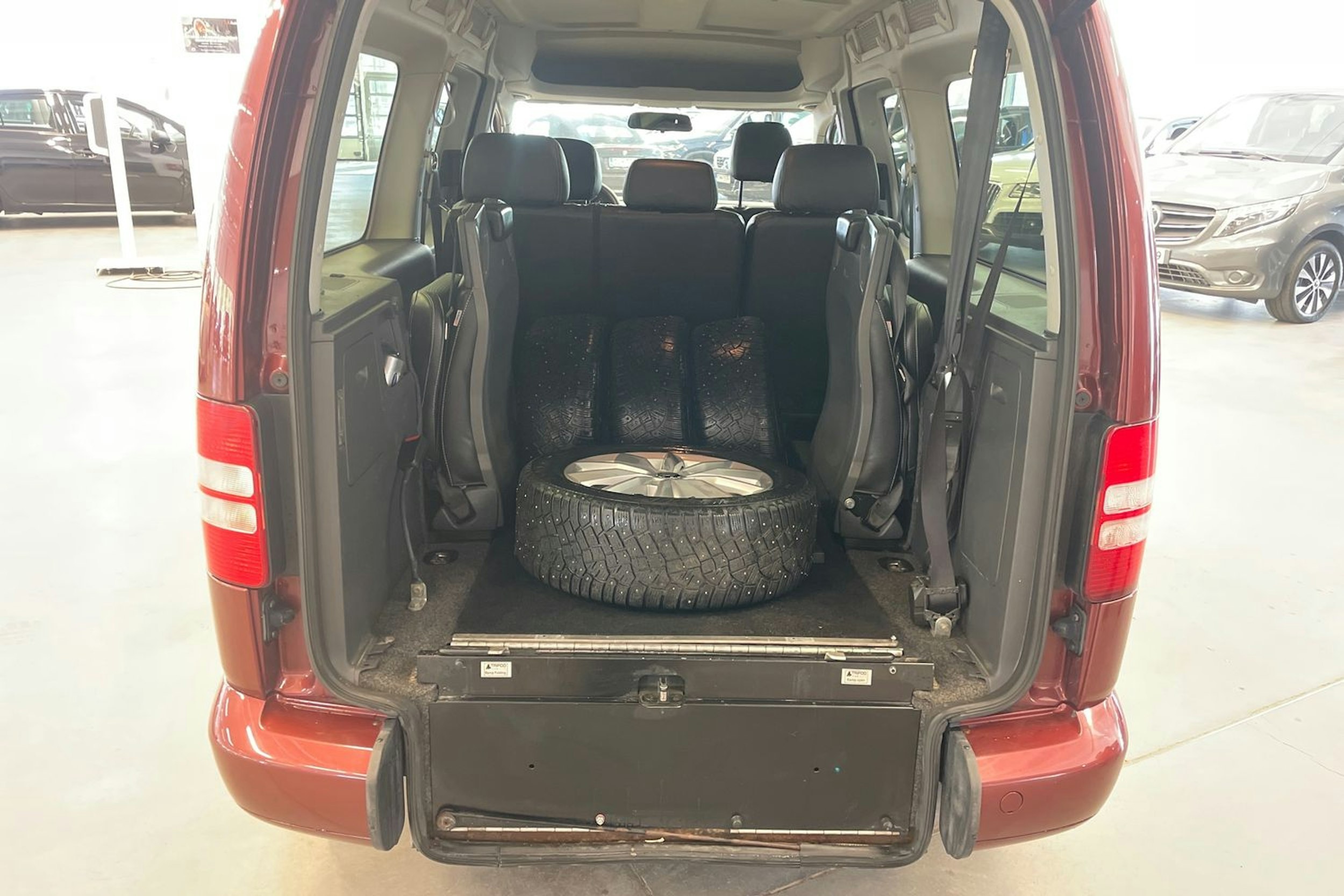 Punainen Volkswagen Caddy Maxi 2015 kuva 19.