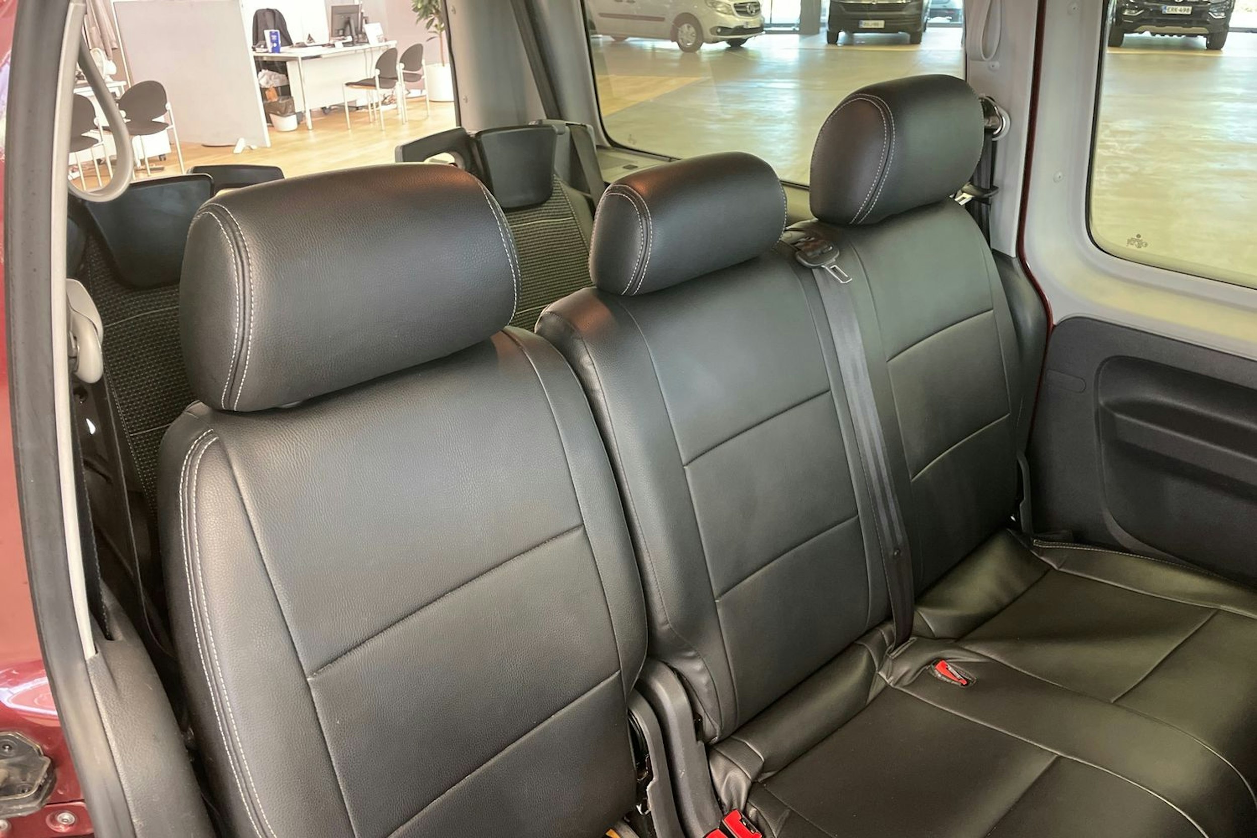 Punainen Volkswagen Caddy Maxi 2015 kuva 22.