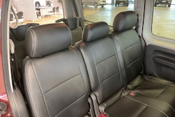 Punainen Volkswagen Caddy Maxi 2015 kuva 22.