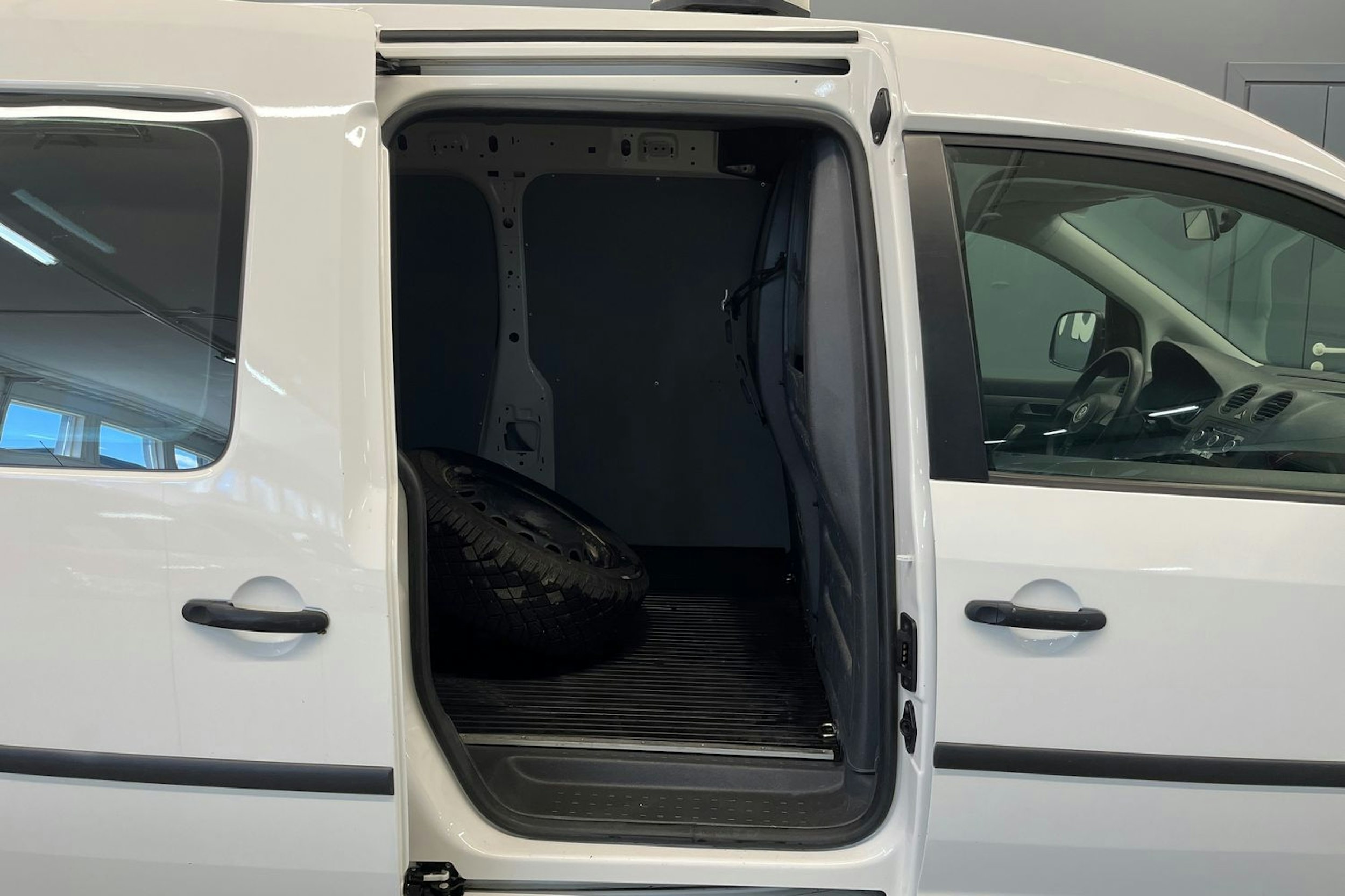 Valkoinen Volkswagen Caddy Maxi 2015 kuva 12.