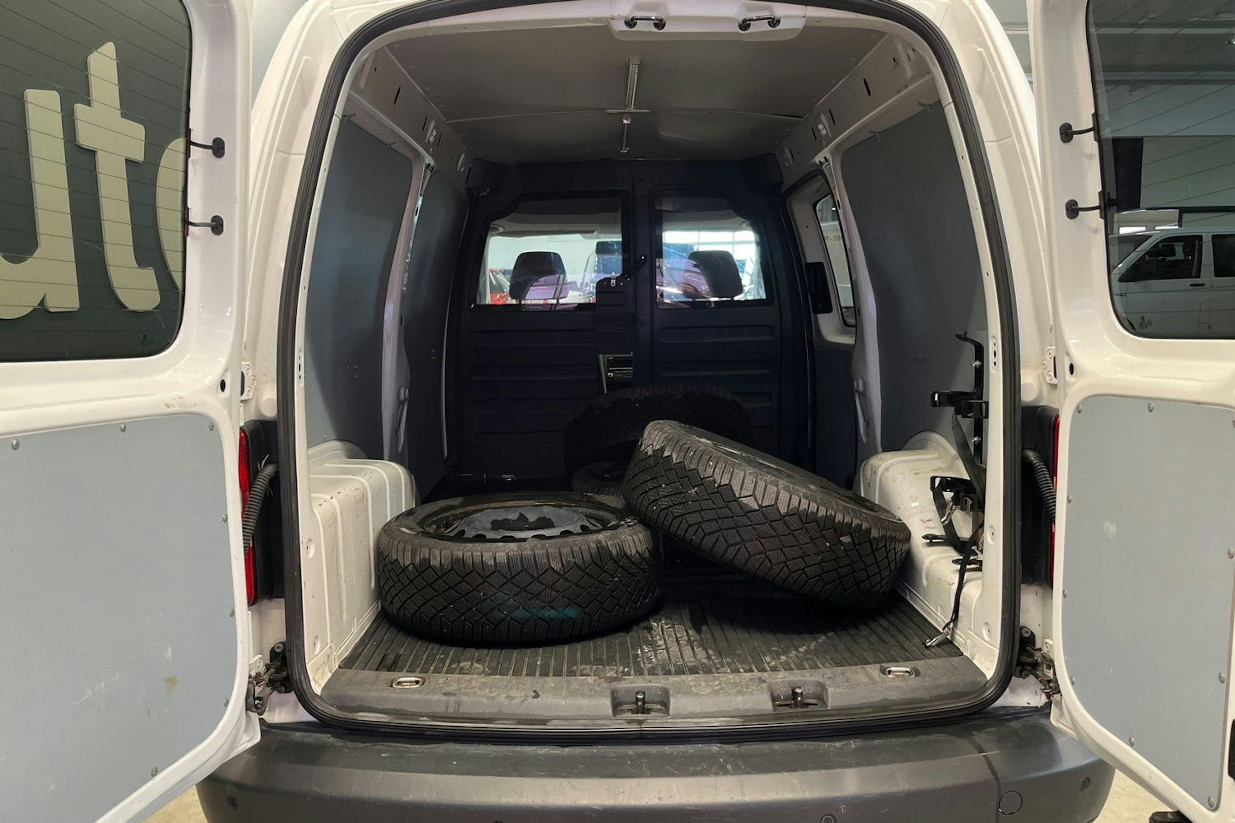 Valkoinen Volkswagen Caddy Maxi 2015 kuva 13.