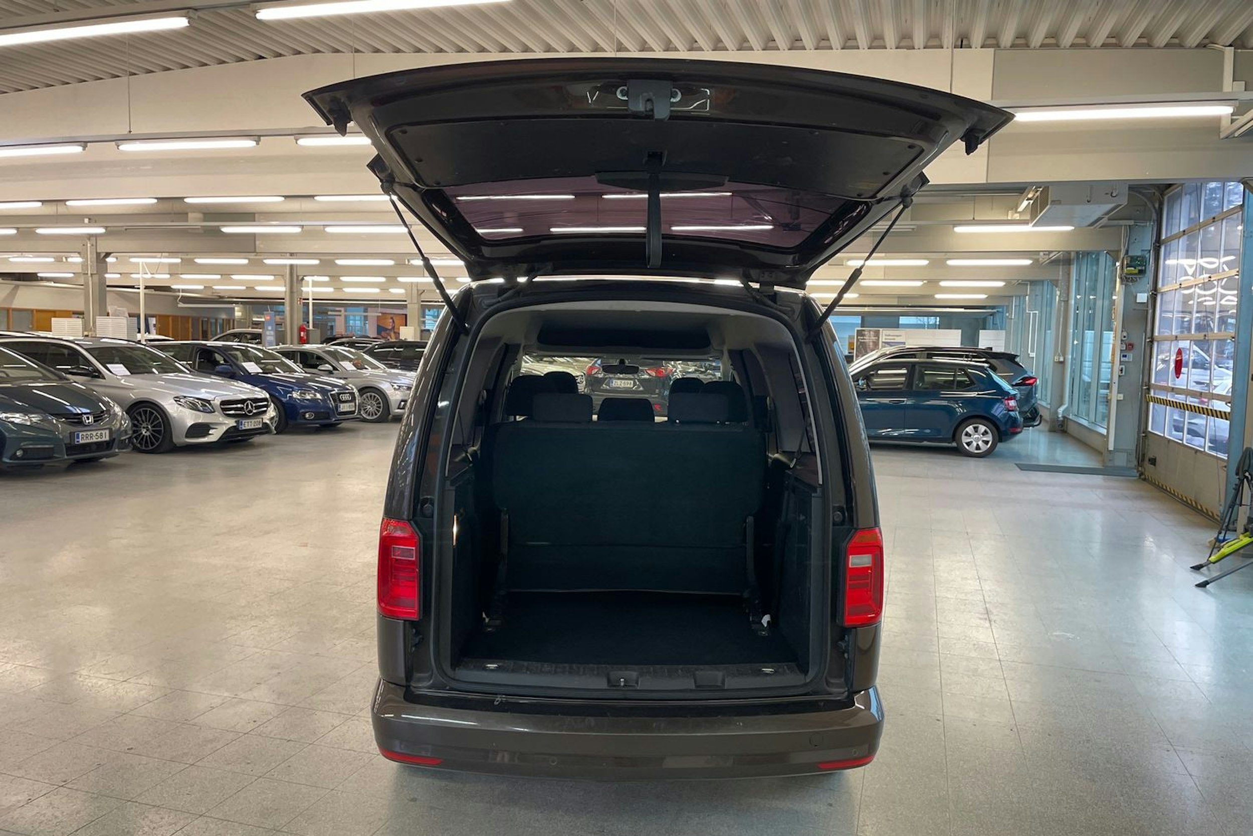 Ruskea (beige) Volkswagen Caddy Maxi 2015 kuva 18.