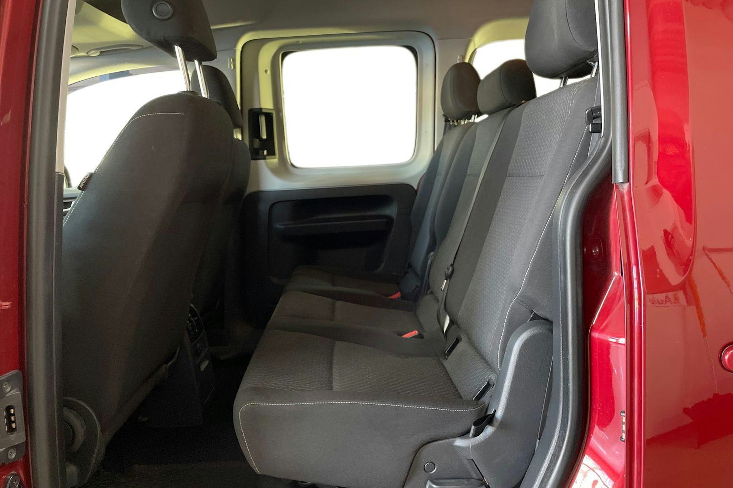 Punainen Volkswagen Caddy Maxi 2016 kuva 8.