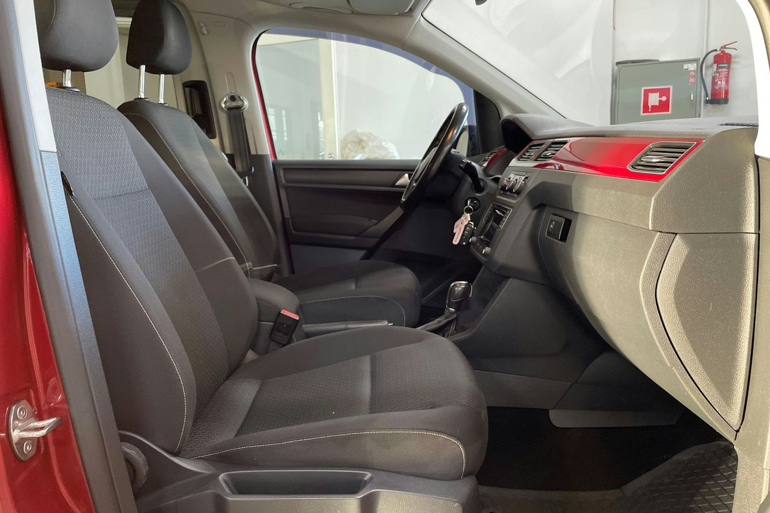 Punainen Volkswagen Caddy Maxi 2016 kuva 11.