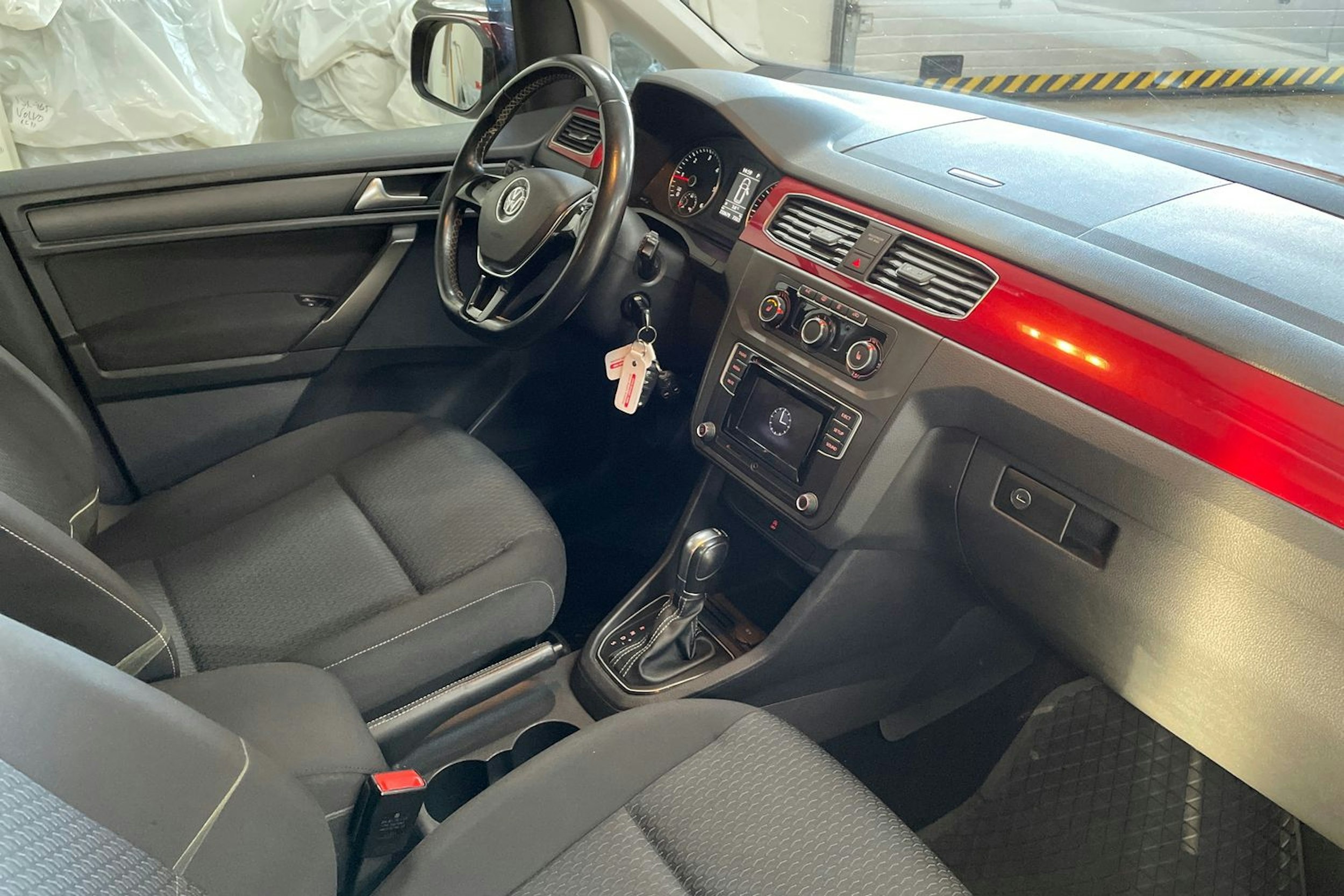 Punainen Volkswagen Caddy Maxi 2016 kuva 12.