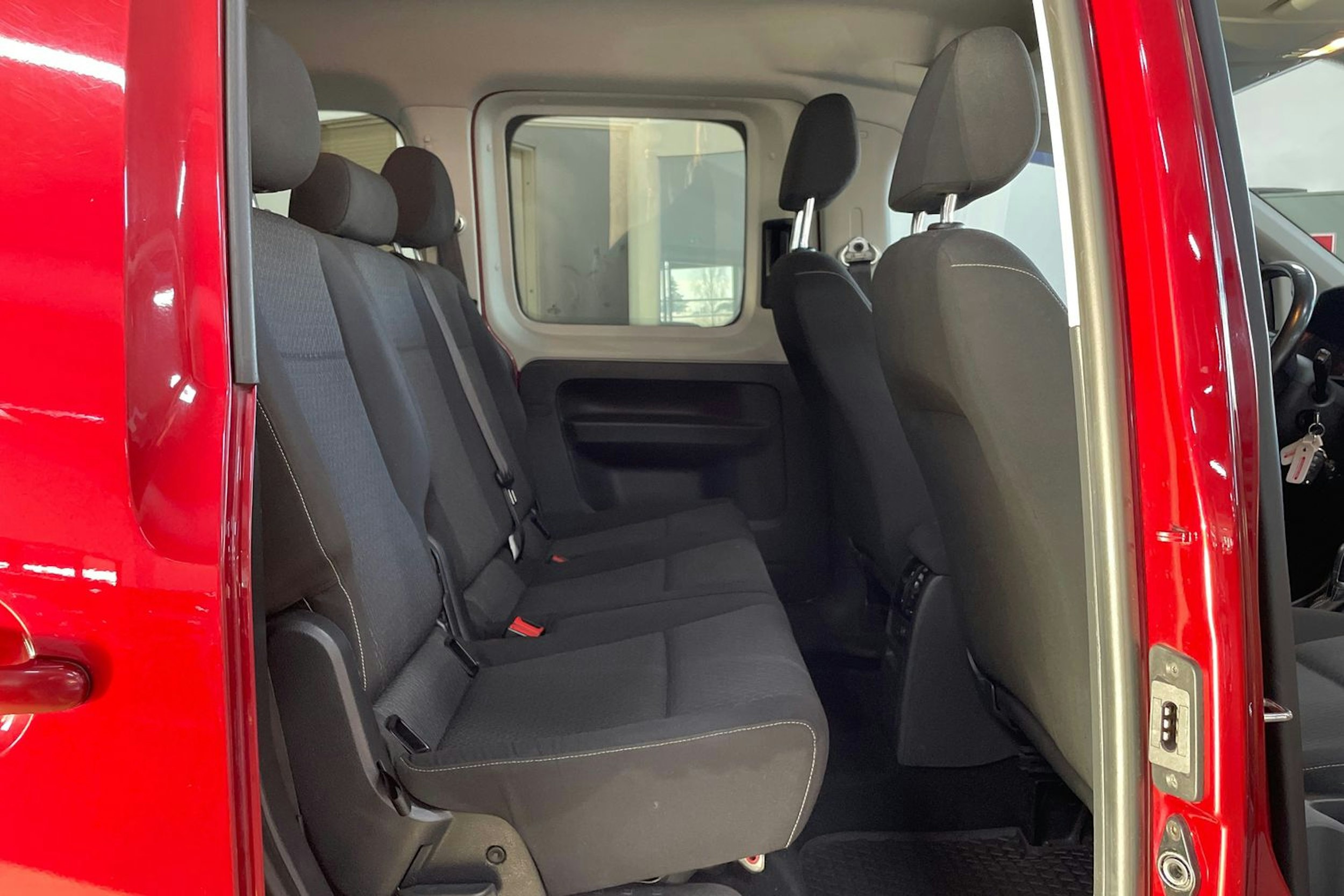 Punainen Volkswagen Caddy Maxi 2016 kuva 13.