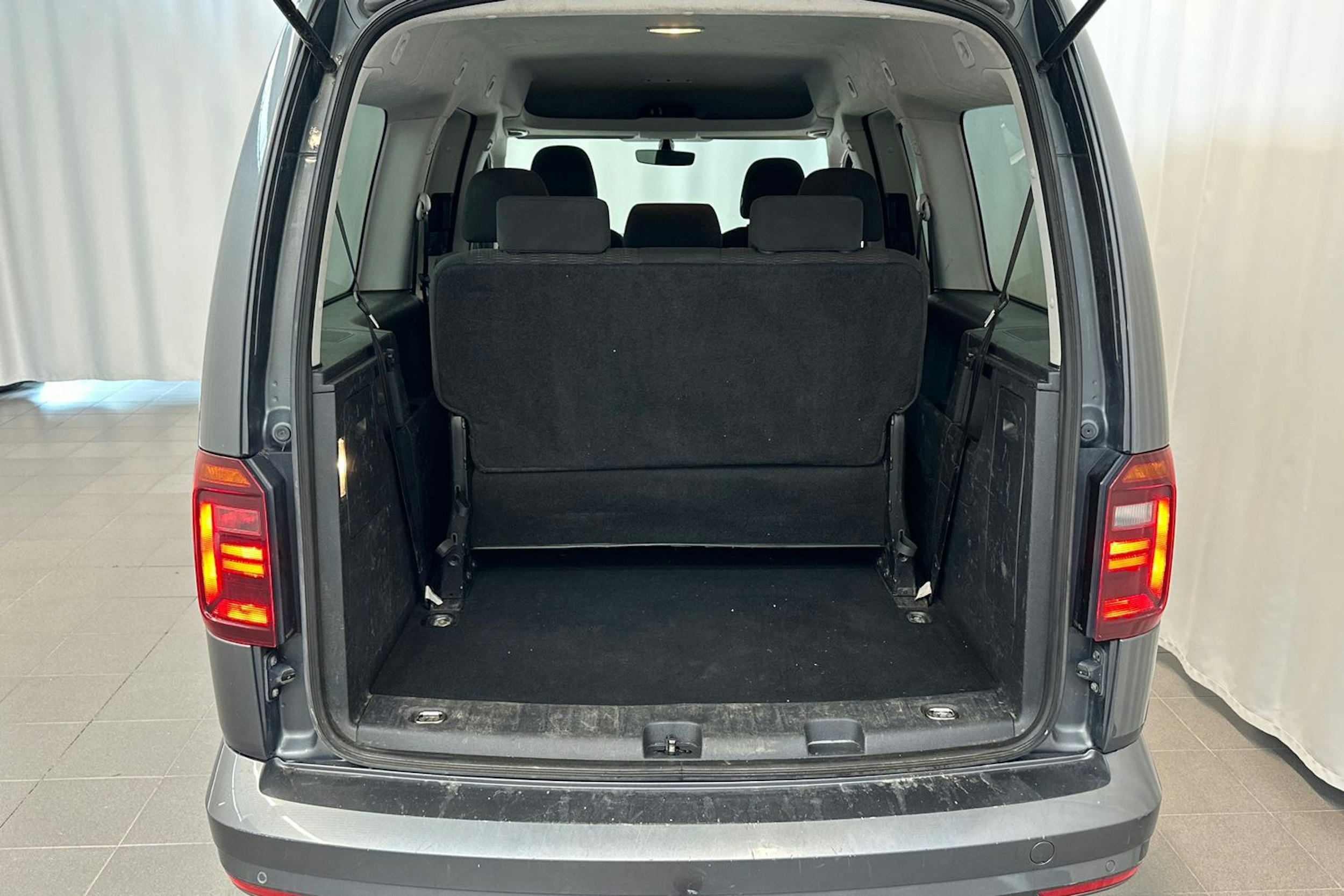 harmaa Volkswagen Caddy Maxi 2016 kuva 17.