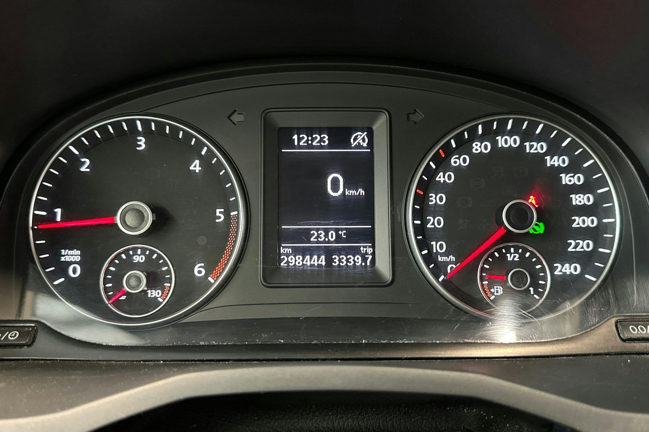 harmaa Volkswagen Caddy Maxi 2016 kuva 22.