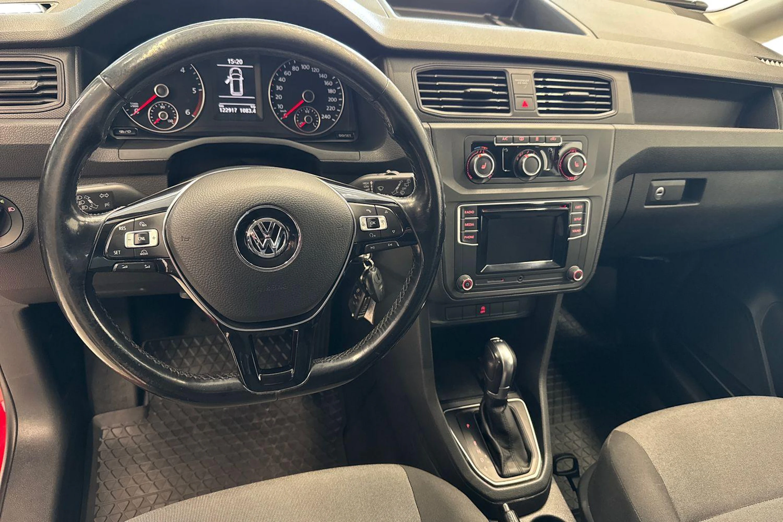 punainen Volkswagen Caddy Maxi 2016 kuva 7.