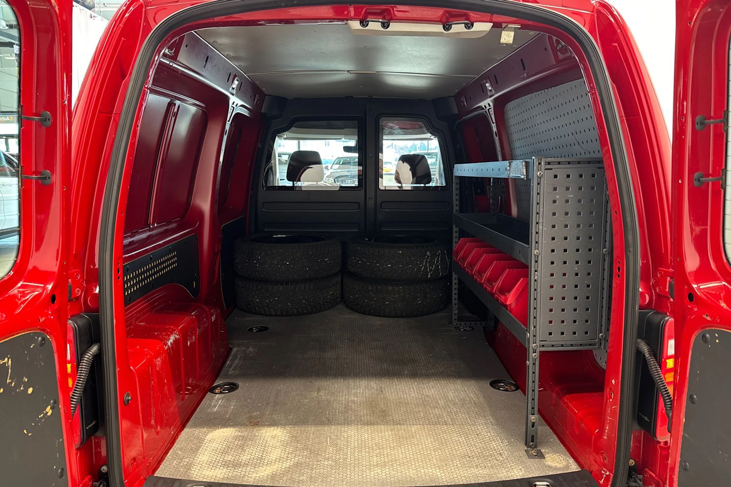 punainen Volkswagen Caddy Maxi 2016 kuva 10.