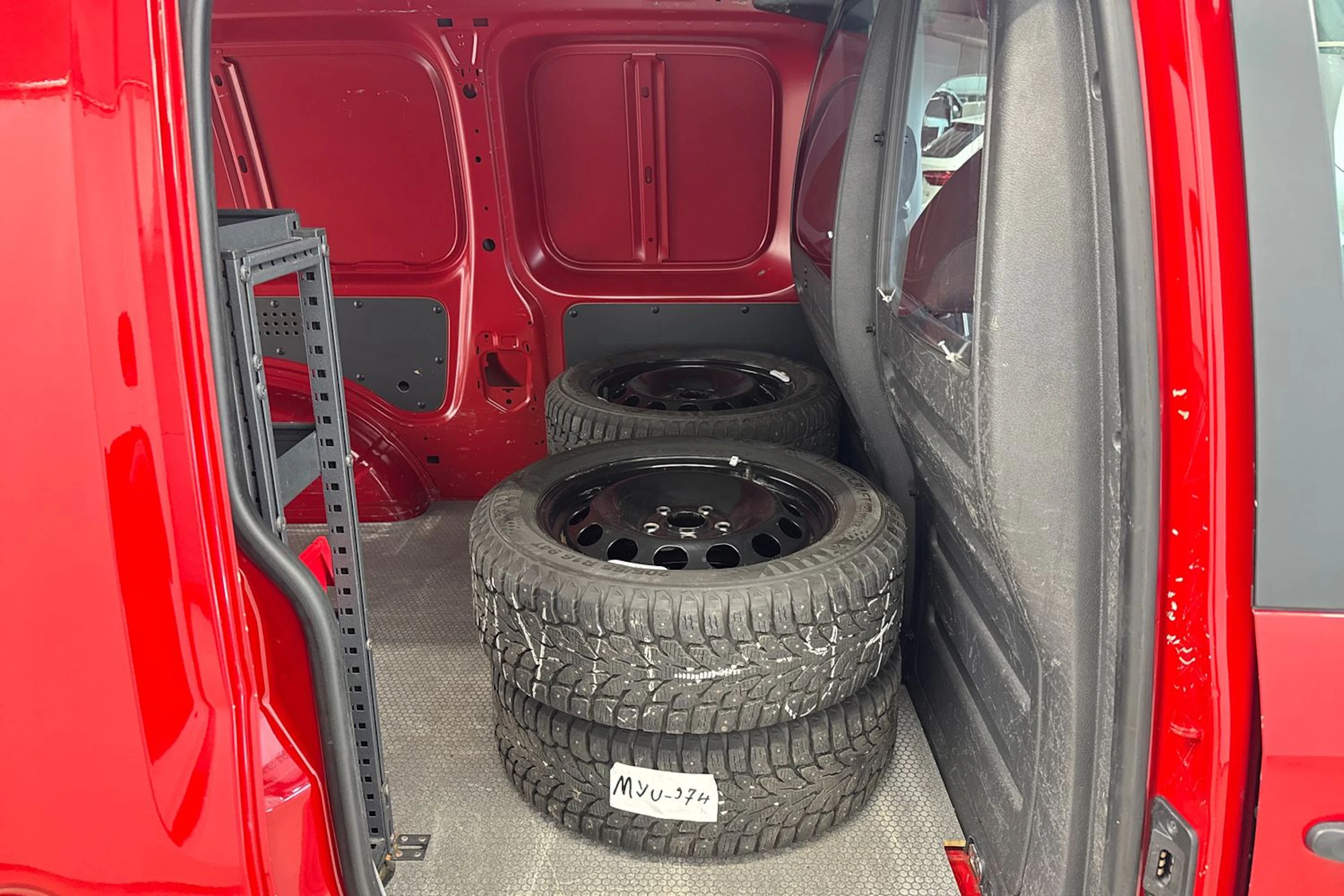 punainen Volkswagen Caddy Maxi 2016 kuva 11.