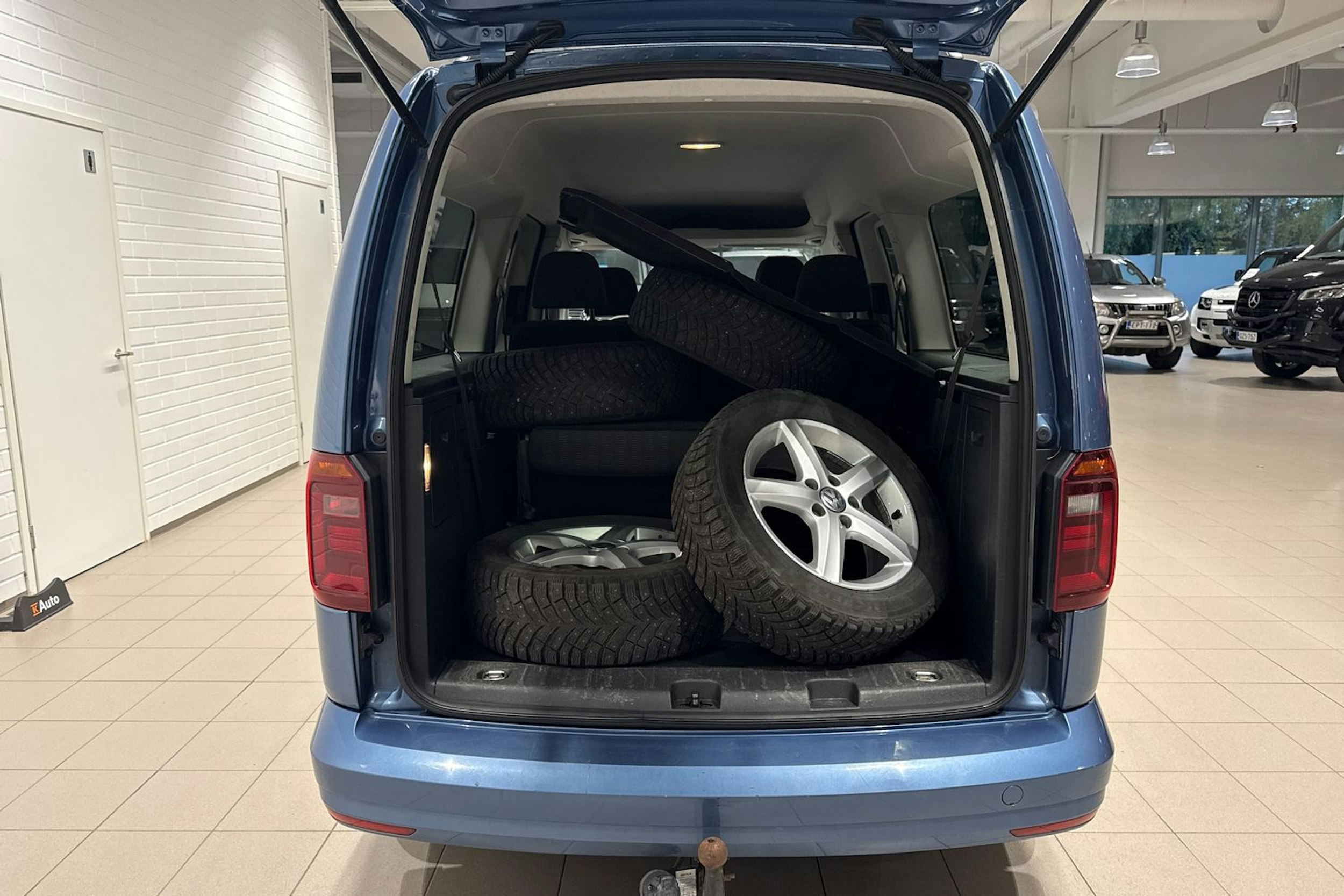 Sininen Volkswagen Caddy Maxi 2016 kuva 15.