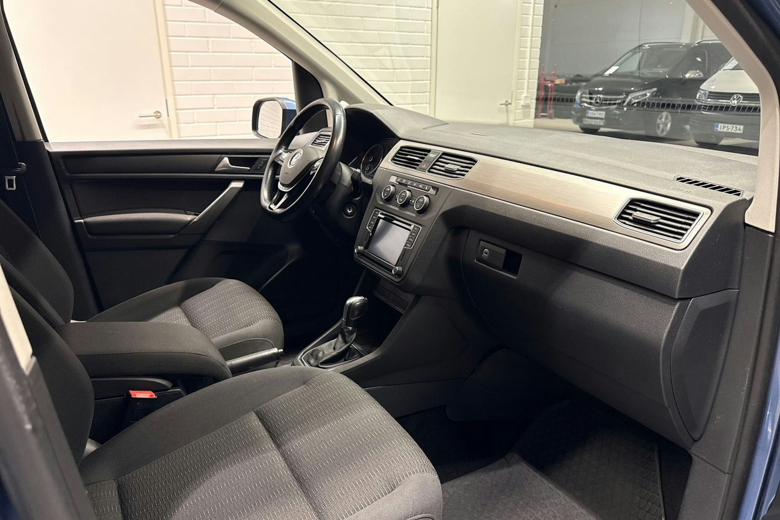 Sininen Volkswagen Caddy Maxi 2016 kuva 16.
