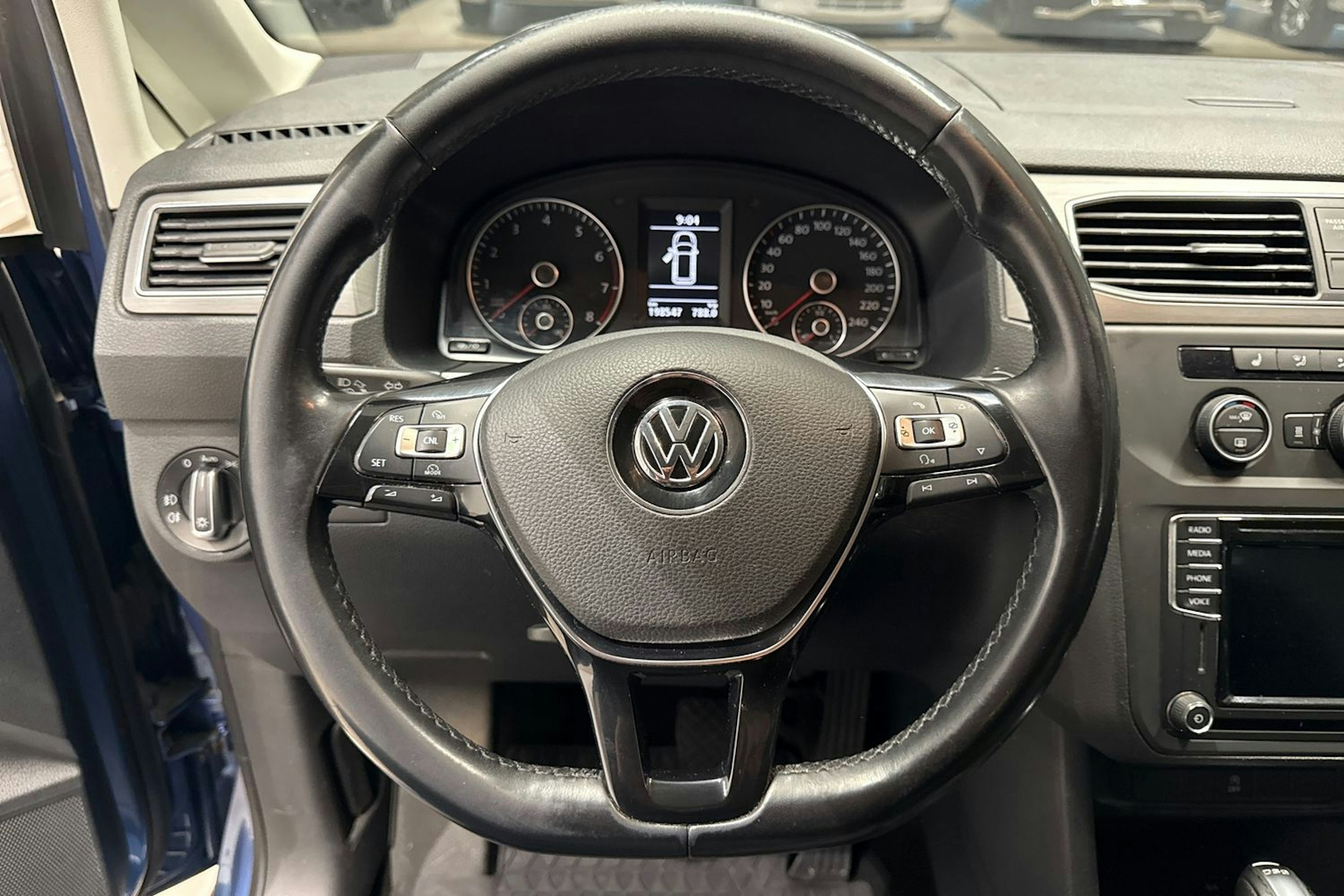 Sininen Volkswagen Caddy Maxi 2016 kuva 18.