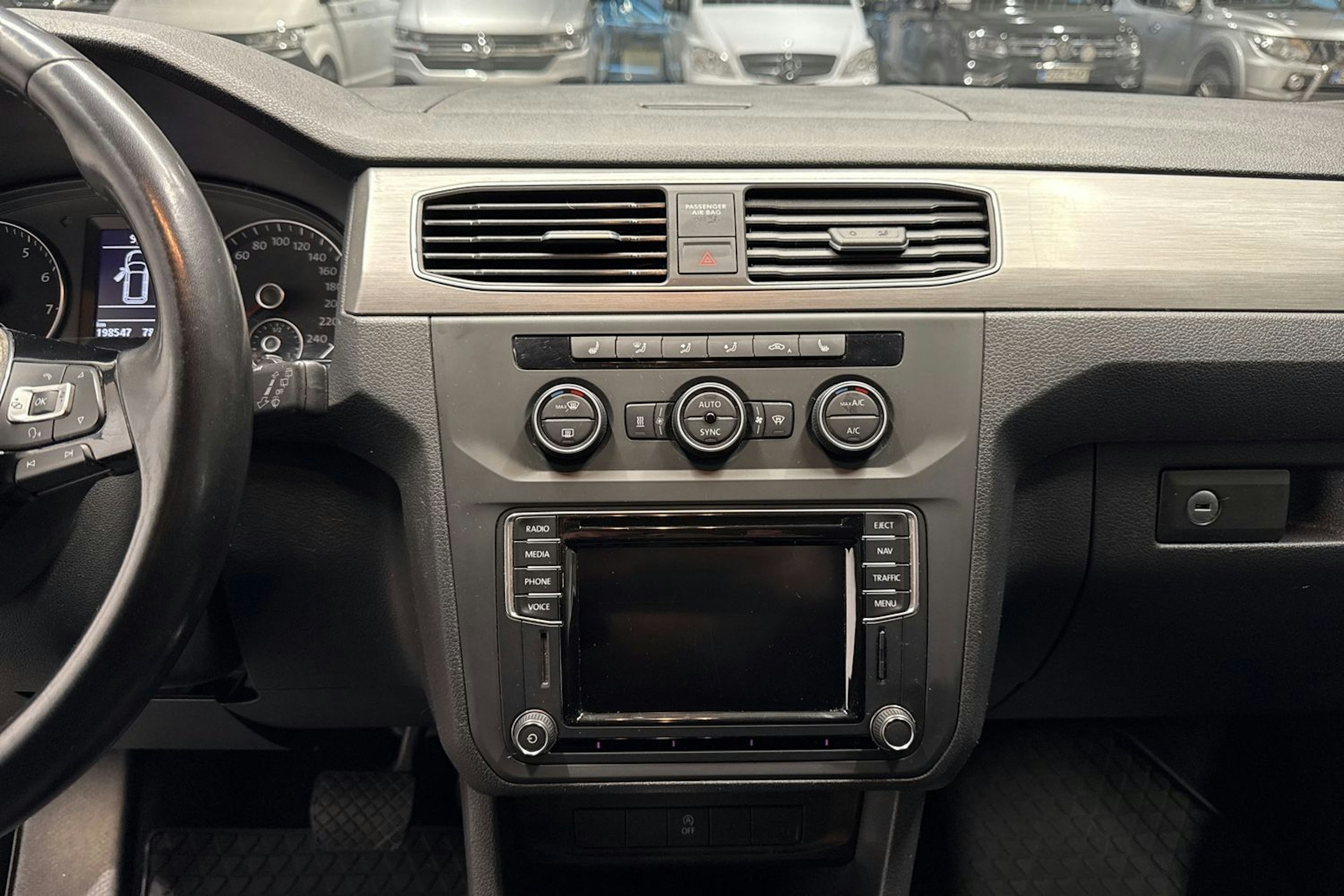 Sininen Volkswagen Caddy Maxi 2016 kuva 21.