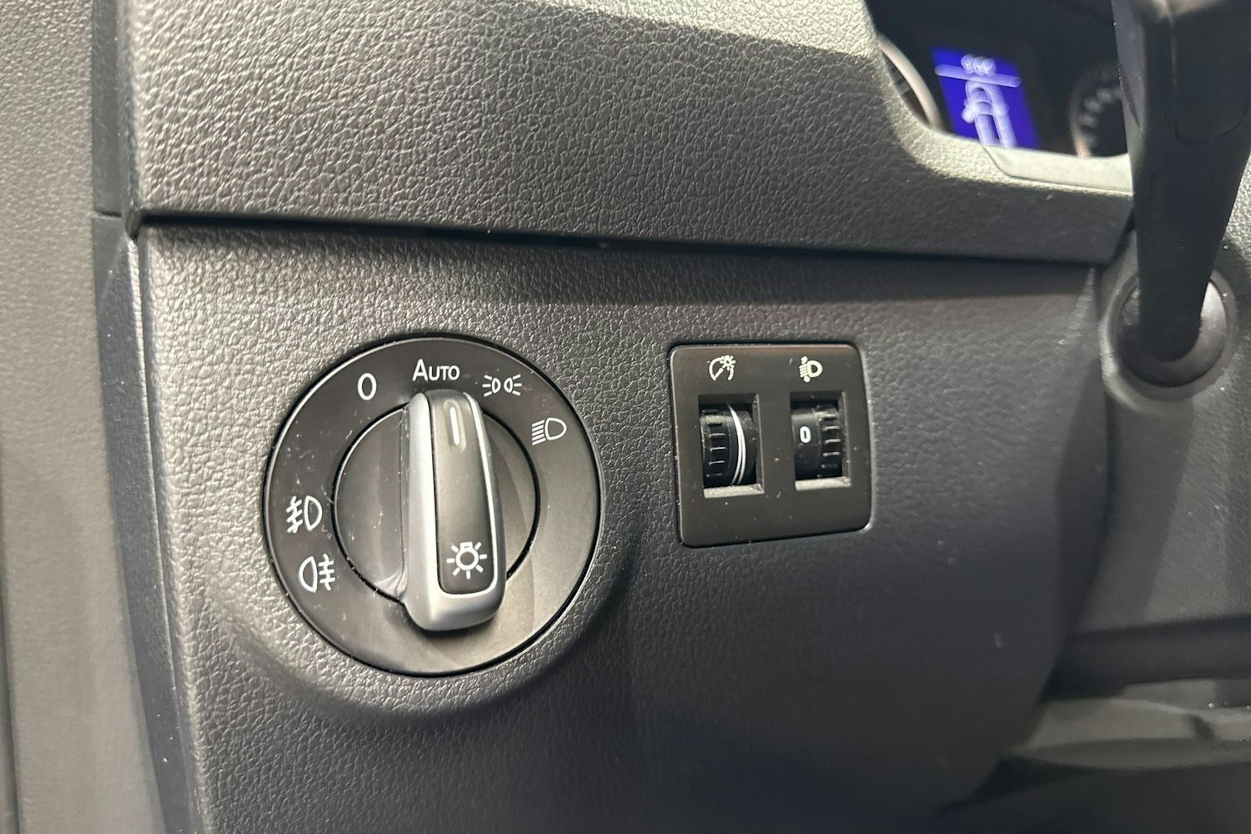 Sininen Volkswagen Caddy Maxi 2016 kuva 22.