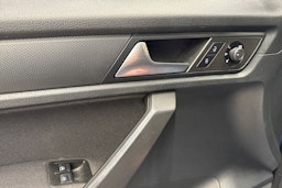 Sininen Volkswagen Caddy Maxi 2016 kuva 23.