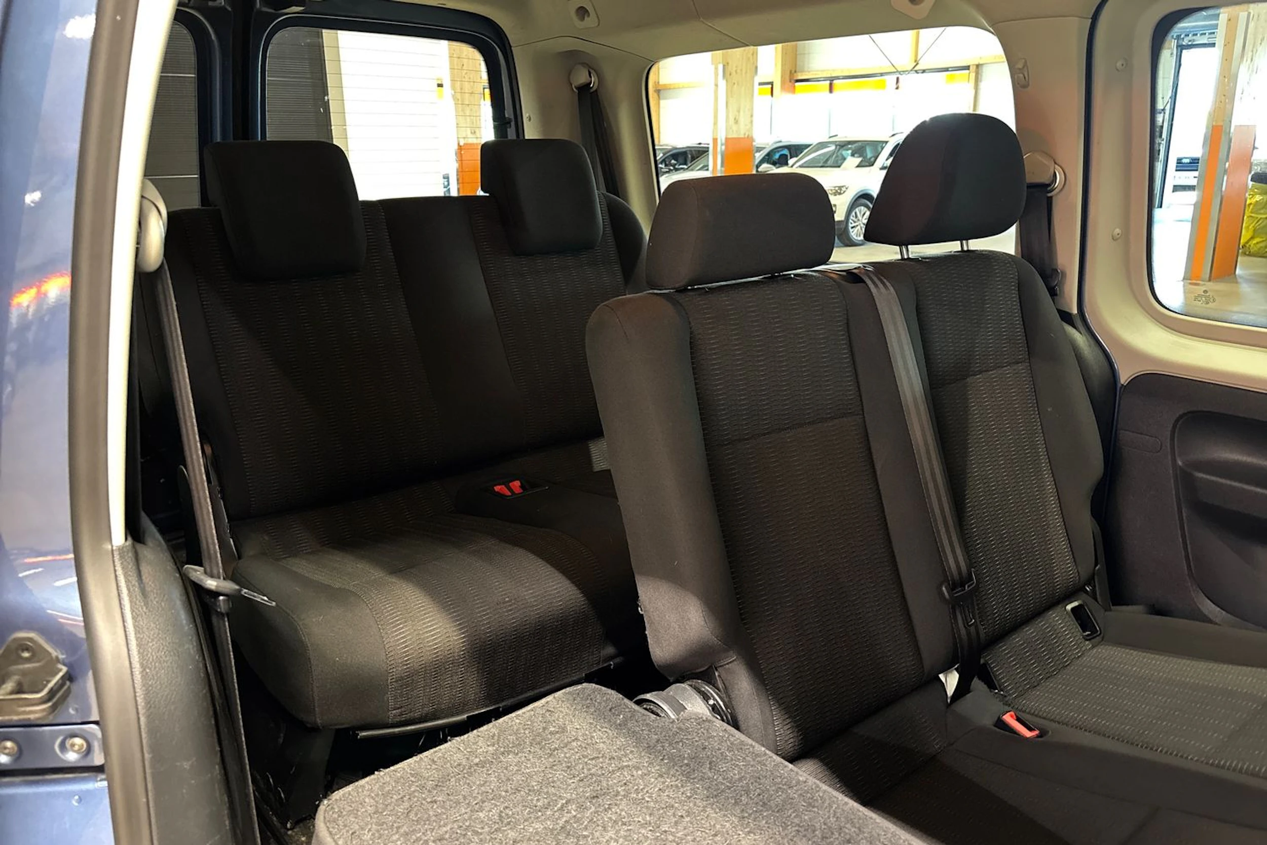 sininen Volkswagen Caddy Maxi 2016 kuva 24.