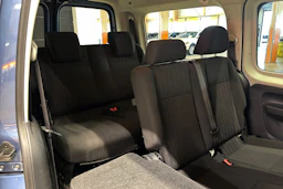sininen Volkswagen Caddy Maxi 2016 kuva 24.