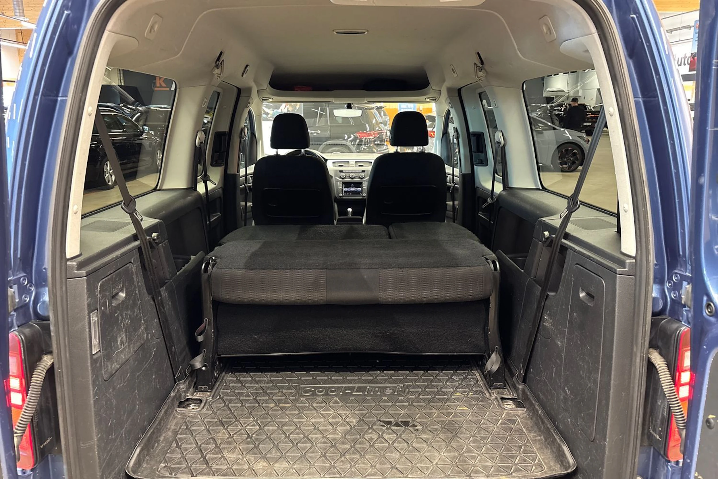 sininen Volkswagen Caddy Maxi 2016 kuva 26.