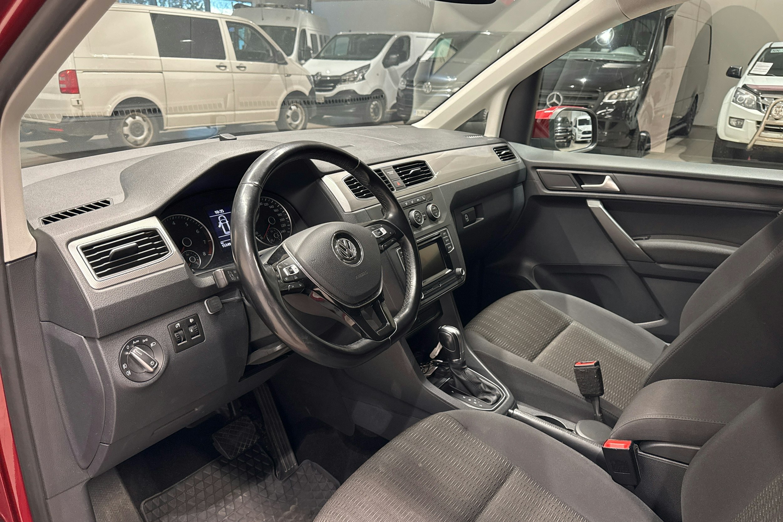 punainen Volkswagen Caddy Maxi 2017 kuva 6.