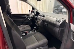 punainen Volkswagen Caddy Maxi 2017 kuva 10.