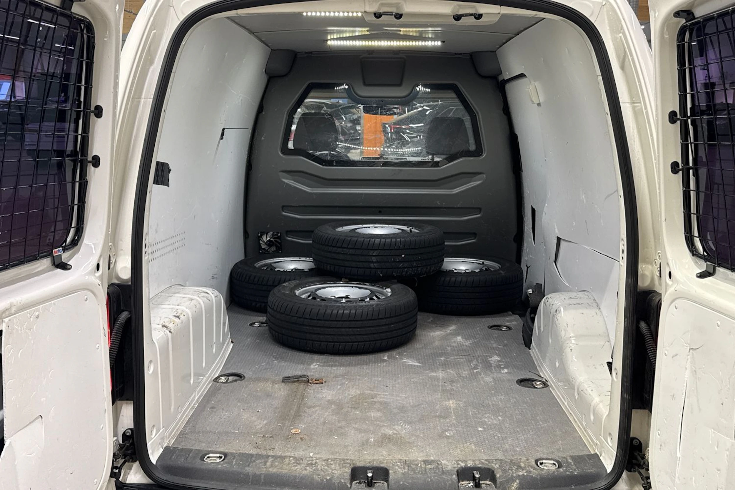 valkoinen Volkswagen Caddy Maxi 2017 kuva 23.