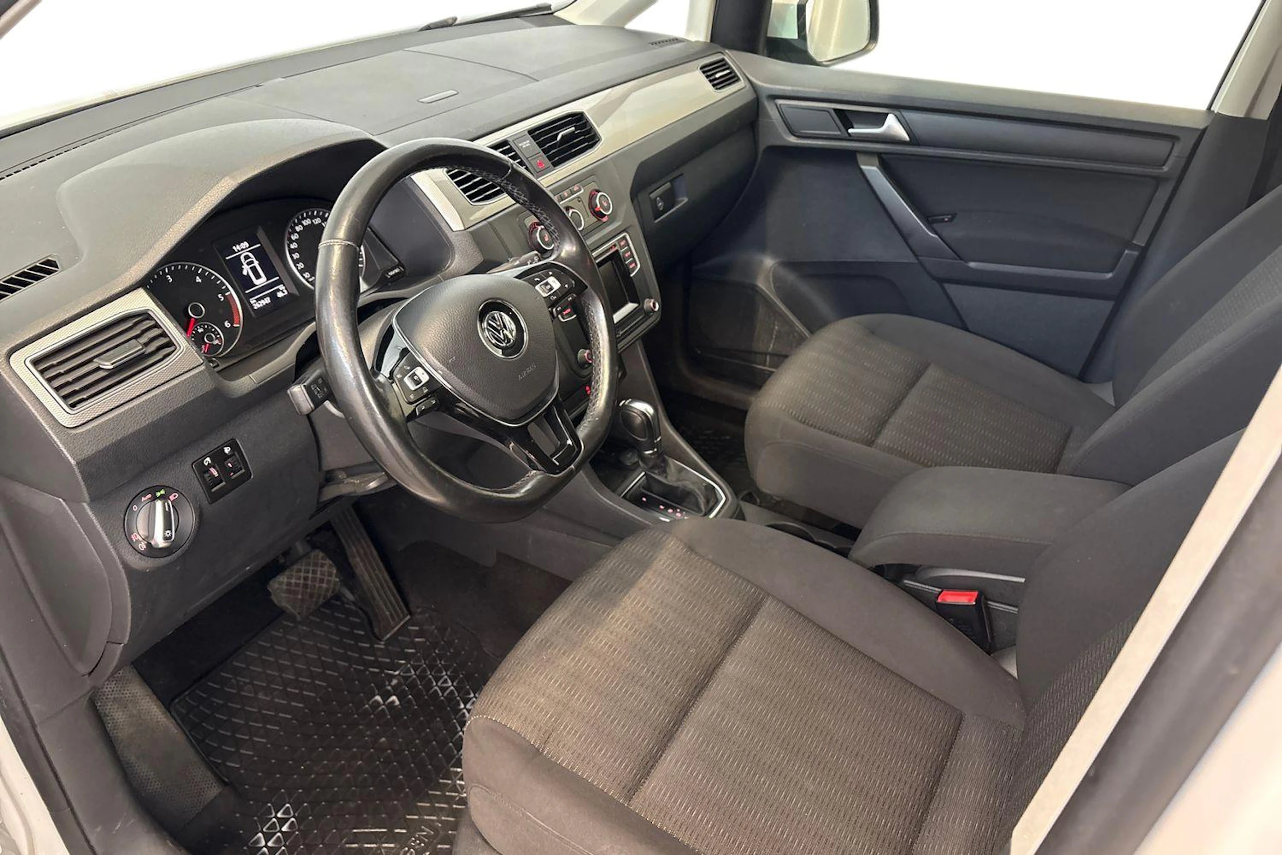 Valkoinen Volkswagen Caddy Maxi 2018 kuva 6.