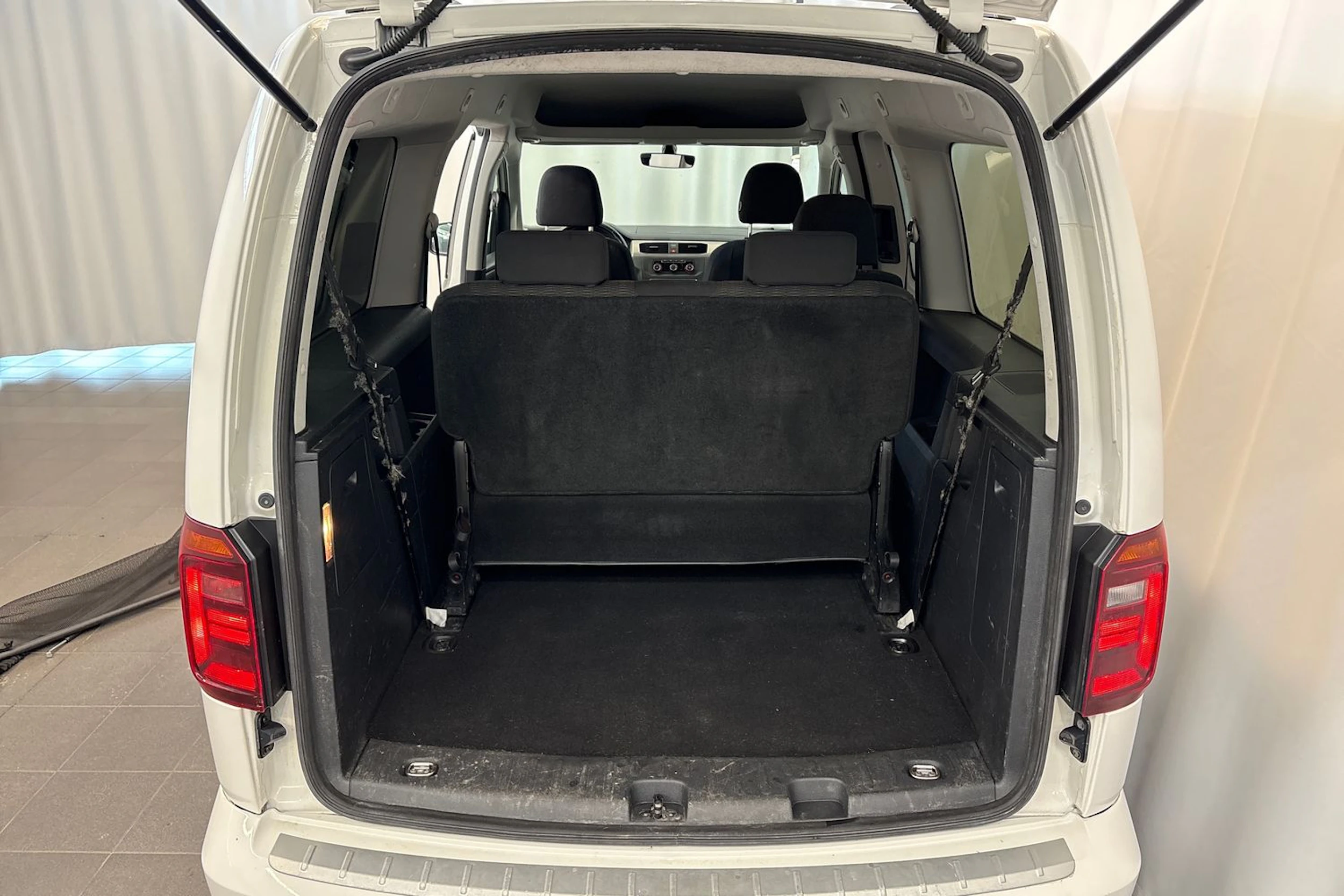 Valkoinen Volkswagen Caddy Maxi 2018 kuva 12.