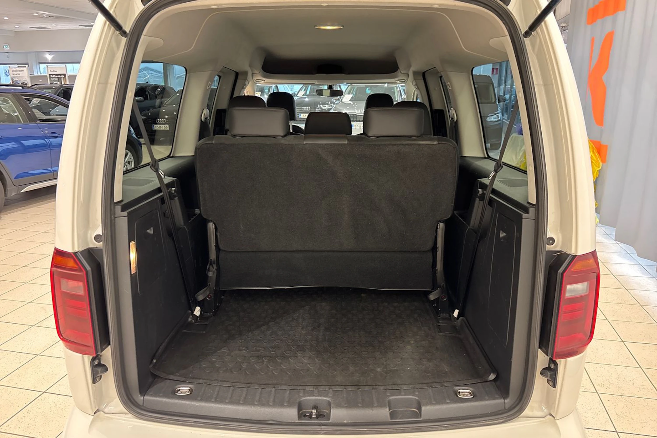 valkoinen Volkswagen Caddy Maxi 2017 kuva 13.