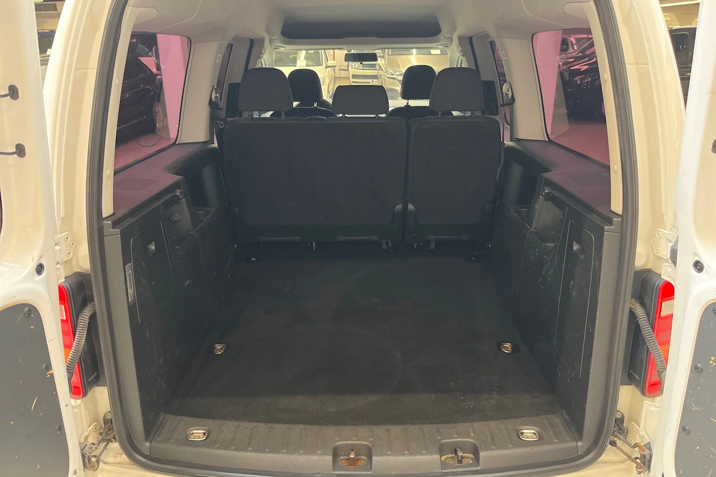 valkoinen Volkswagen Caddy Maxi 2017 kuva 10.