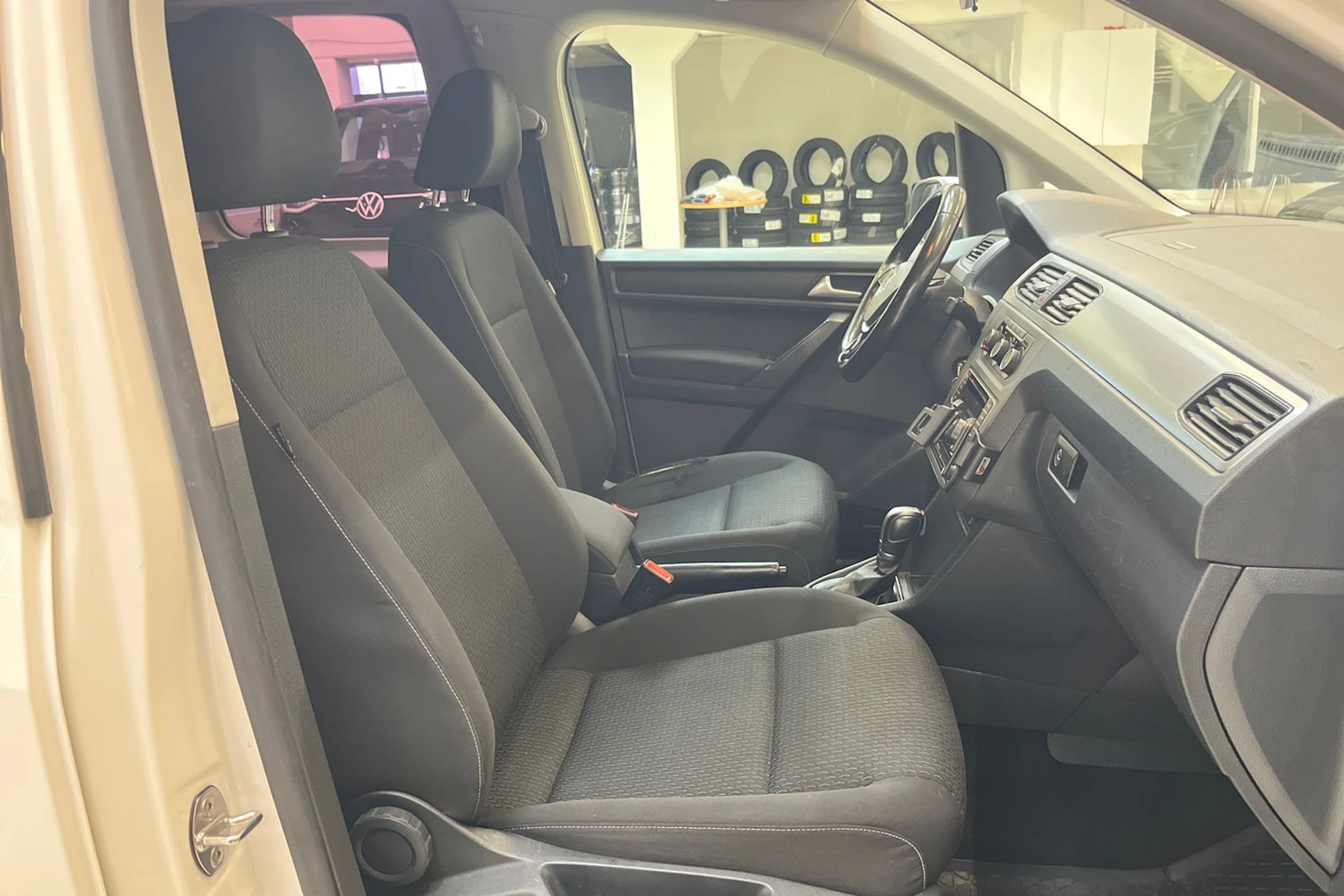 valkoinen Volkswagen Caddy Maxi 2017 kuva 11.