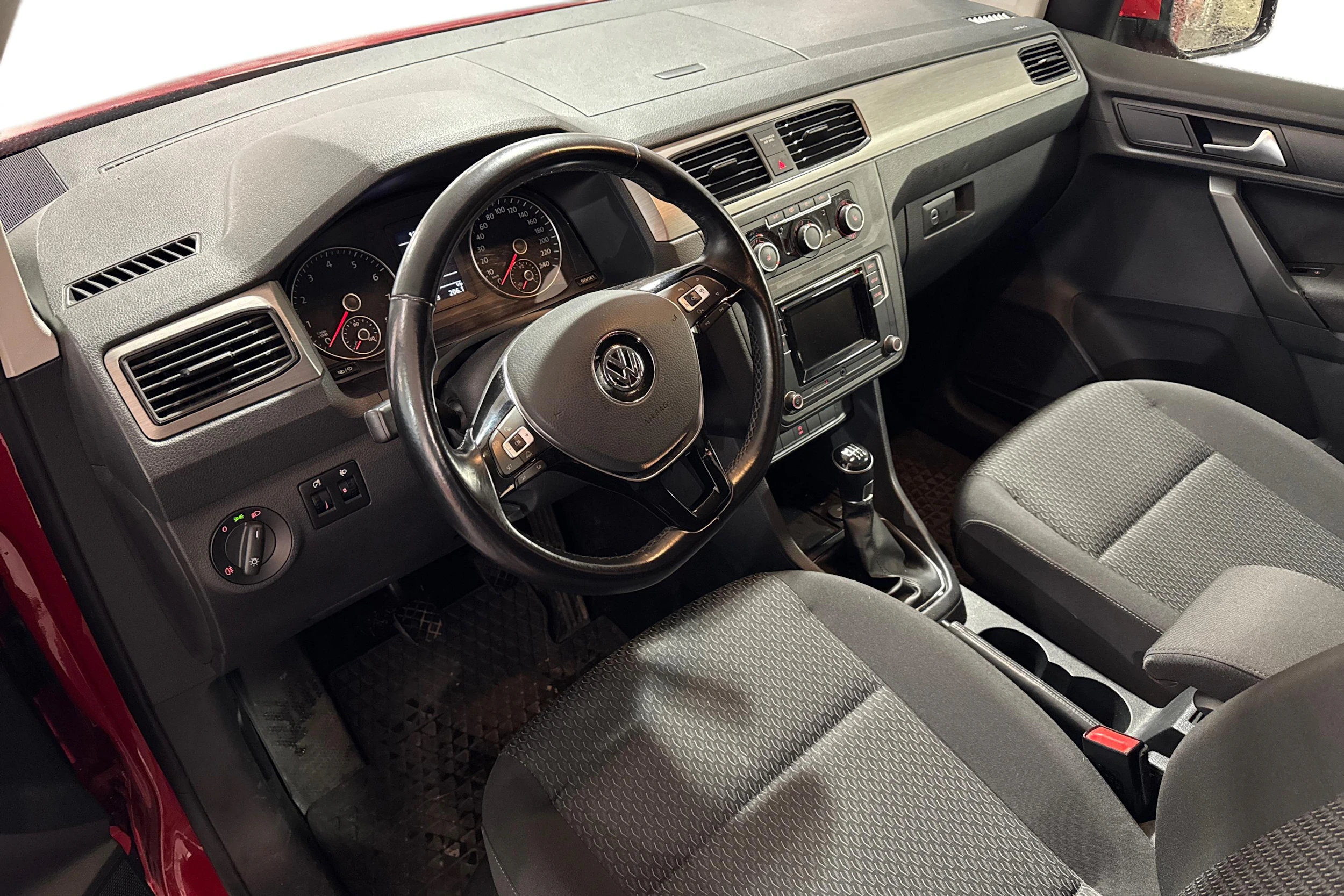 punainen Volkswagen Caddy Maxi 2018 kuva 3.