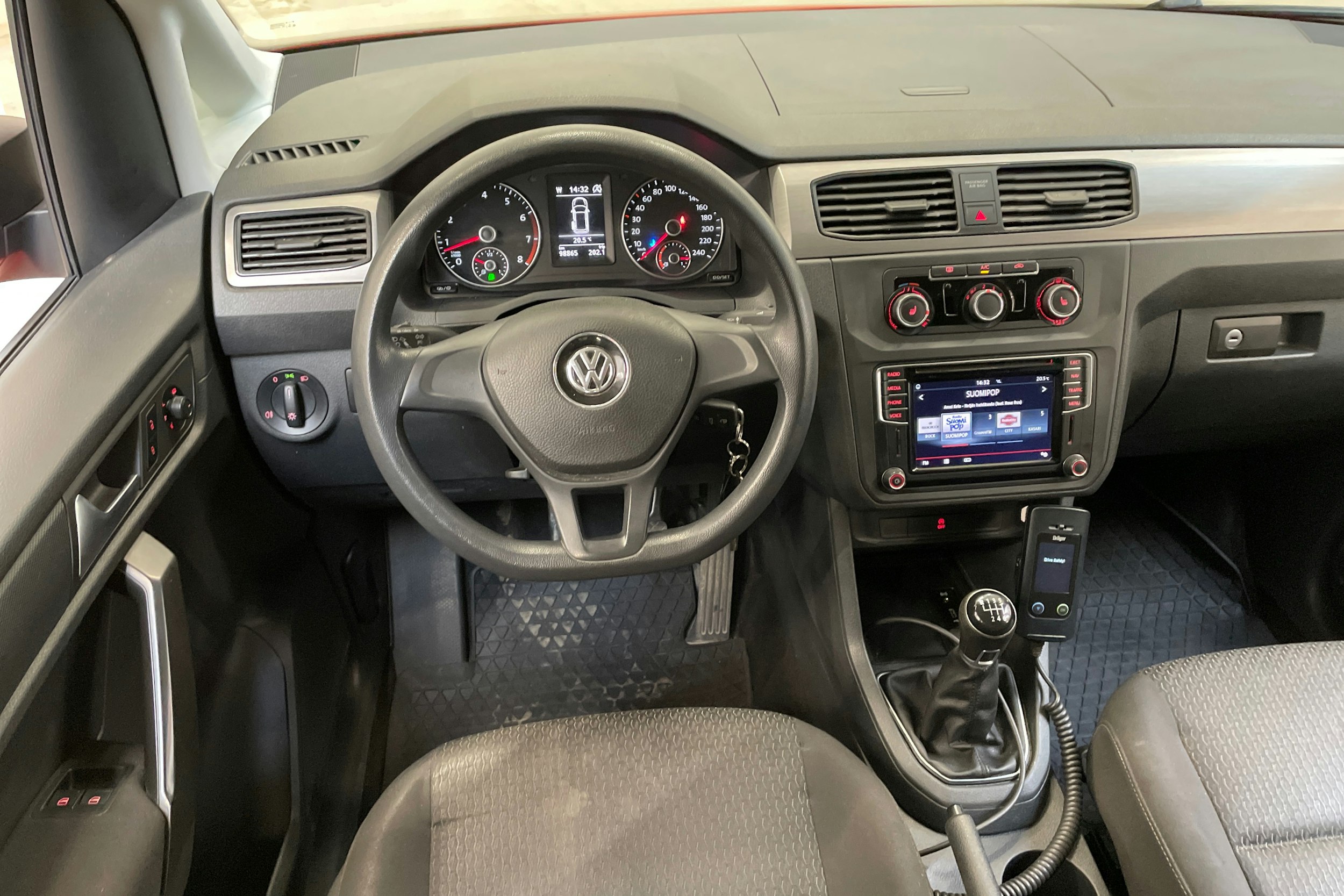 punainen Volkswagen Caddy Maxi 2017 kuva 7.