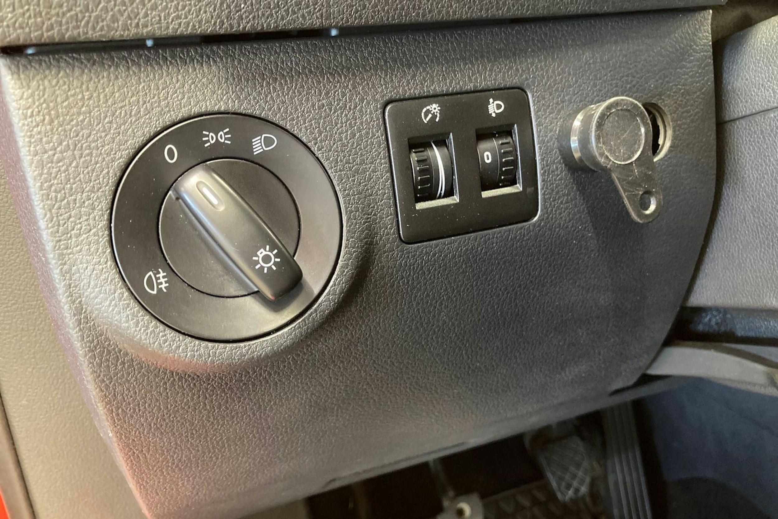 punainen Volkswagen Caddy Maxi 2017 kuva 20.