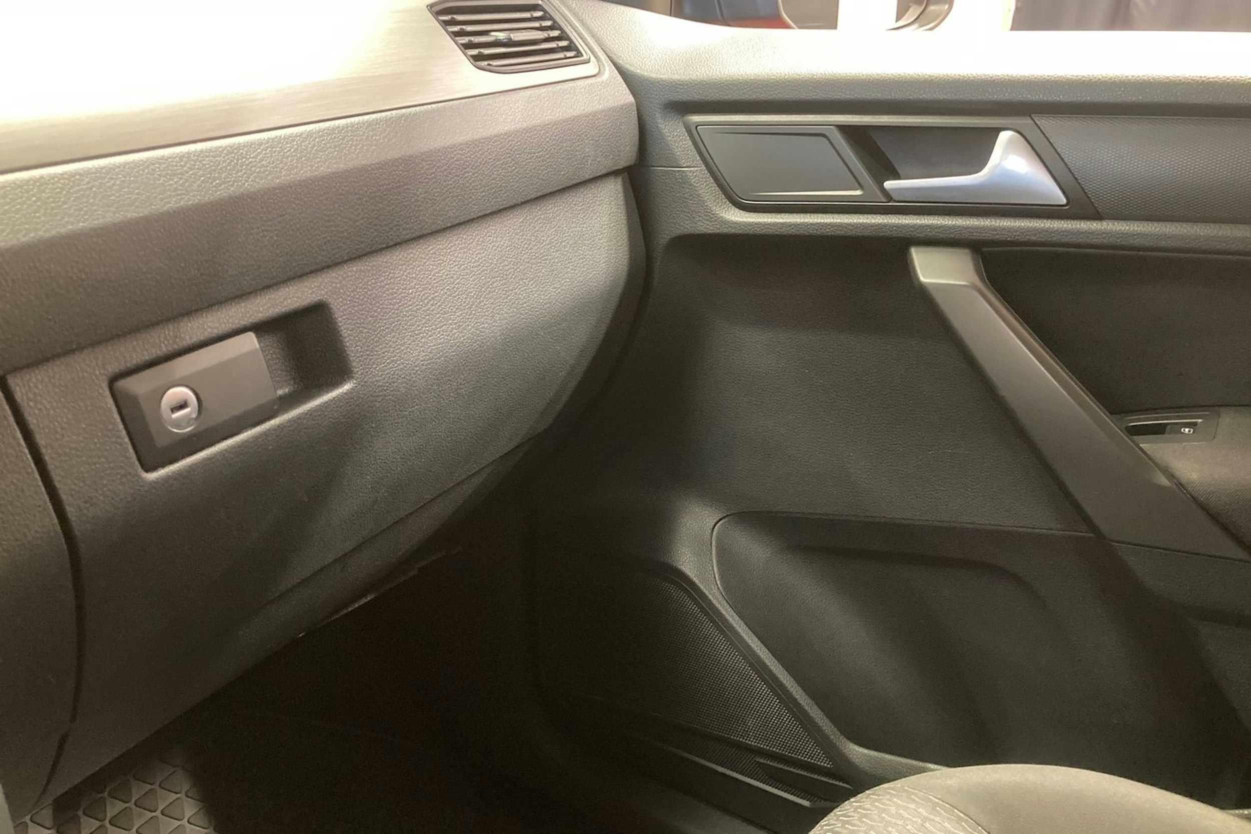 punainen Volkswagen Caddy Maxi 2017 kuva 26.