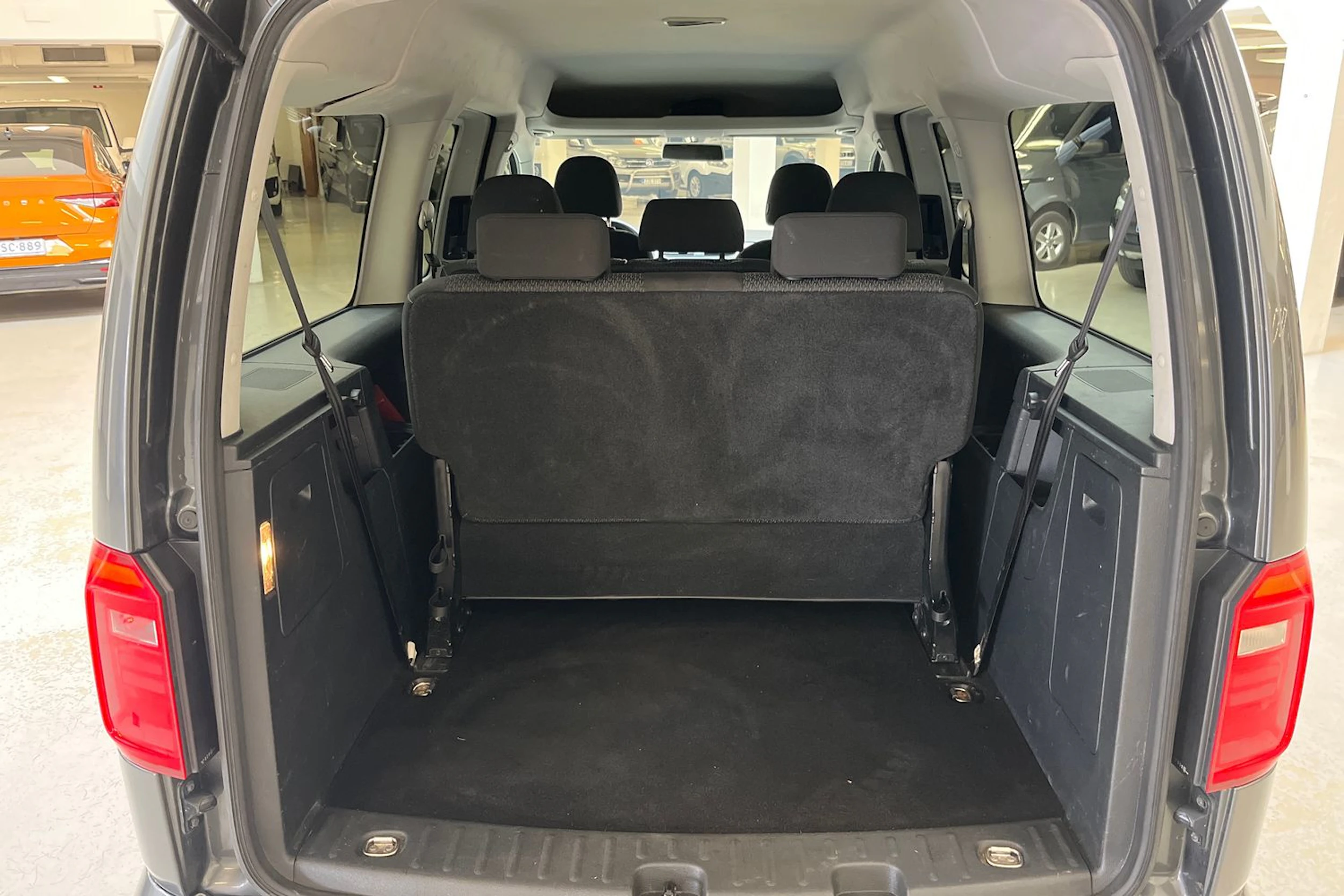 harmaa Volkswagen Caddy Maxi 2017 kuva 10.